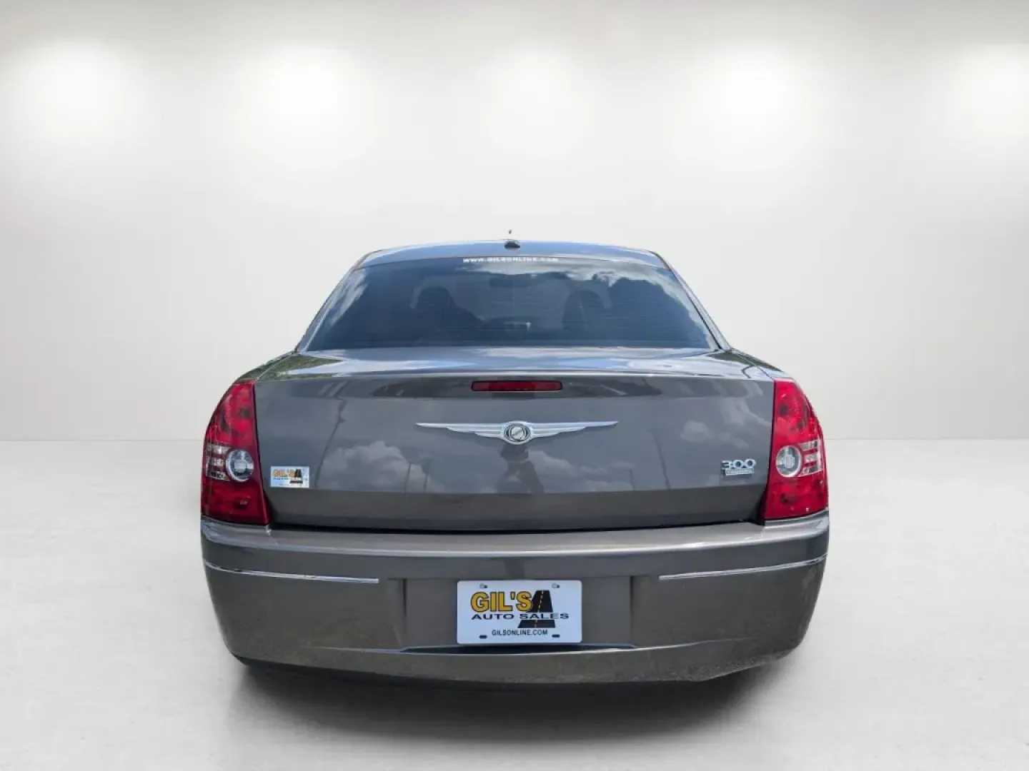 2009 /Dark slate gray Chrysler 300 Touring (2C3KA53V69H) with an Other engine, located at 804 22nd Ave, Phenix City, AL, 36870, (334) 297-1860, 32.484749, -85.024475 - Welcome to a new chapter in your driving experience! Whether you're navigating the bustling streets of Phenix City or embarking on a weekend getaway, the 2009 Chrysler 300 Touring is the perfect vehicle for those seeking a blend of comfort, style, and reliability. With its deep Dark Titanium Metalli - Photo#6