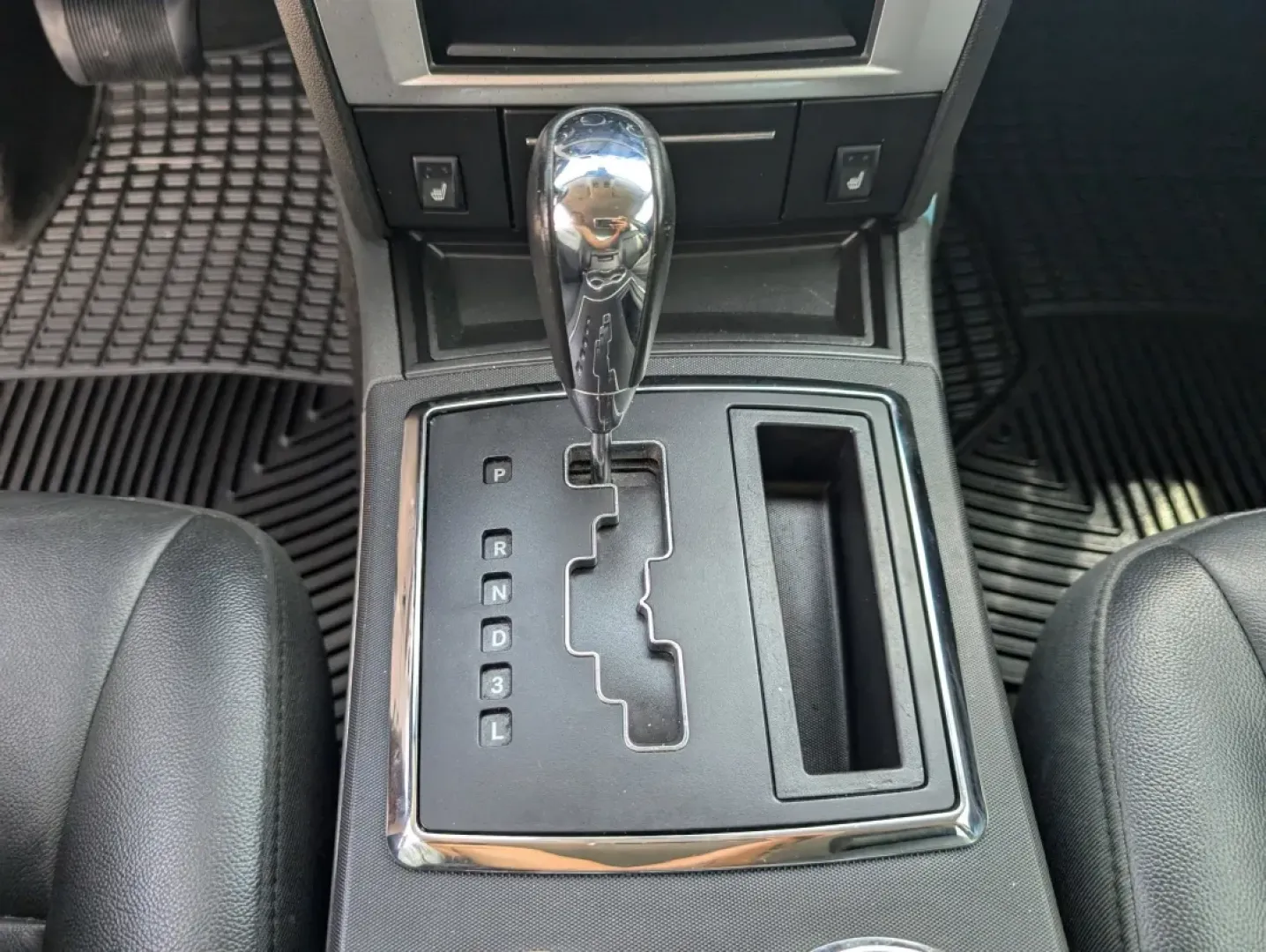 2009 /Dark slate gray Chrysler 300 Touring (2C3KA53V69H) with an Other engine, located at 804 22nd Ave, Phenix City, AL, 36870, (334) 297-1860, 32.484749, -85.024475 - Welcome to a new chapter in your driving experience! Whether you're navigating the bustling streets of Phenix City or embarking on a weekend getaway, the 2009 Chrysler 300 Touring is the perfect vehicle for those seeking a blend of comfort, style, and reliability. With its deep Dark Titanium Metalli - Photo#14