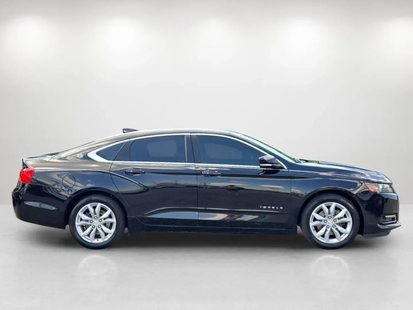 2018 /Jet Black Chevrolet Impala LT (1G1105S38JU) with an Other engine, located at 3959 U.S. 80 W, Phenix City, AL, 36870, (334) 297-4885, 32.469296, -85.135185 - 2018 Chevrolet Impala LT - Photo#4