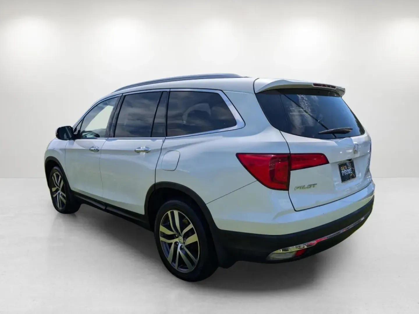 2016 Honda Pilot Elite (5FNYF6H07GB) with an Other engine, located at 5115 14th Ave., Columbus, GA, 31904, (706) 323-0345, 32.511494, -84.971046 - **Adventure Awaits with the 2016 Honda Pilot Elite - Perfect for Family Road Trips!**<br /> <br /> If you're searching for a reliable vehicle that combines comfort, style, and capability, look no further than the 2016 Honda Pilot Elite. This versatile SUV is designed for growing families and weekend - Photo#6