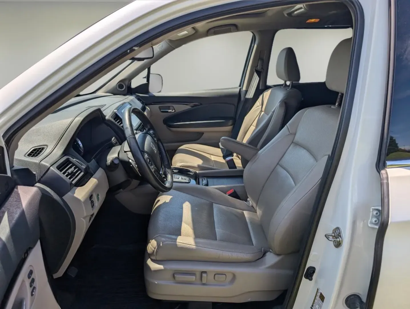 2016 Honda Pilot Elite (5FNYF6H07GB) with an Other engine, located at 5115 14th Ave., Columbus, GA, 31904, (706) 323-0345, 32.511494, -84.971046 - **Adventure Awaits with the 2016 Honda Pilot Elite - Perfect for Family Road Trips!**<br /> <br /> If you're searching for a reliable vehicle that combines comfort, style, and capability, look no further than the 2016 Honda Pilot Elite. This versatile SUV is designed for growing families and weekend - Photo#9