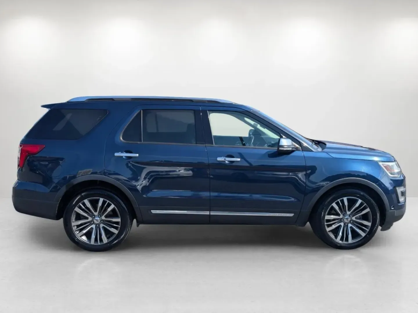 2017 Ford Explorer Platinum (1FM5K8HT7HG) with an Other engine, located at 3959 U.S. 80 W, Phenix City, AL, 36870, (334) 297-4885, 32.469296, -85.135185 - **Discover the Ultimate Family SUV: 2017 Ford Explorer Platinum at Gils Auto!**<br /> <br /> Are you looking for a vehicle that can transform your family outings into unforgettable adventures? The 2017 Ford Explorer Platinum is the perfect solution for growing families, outdoor enthusiasts, and anyo - Photo#4