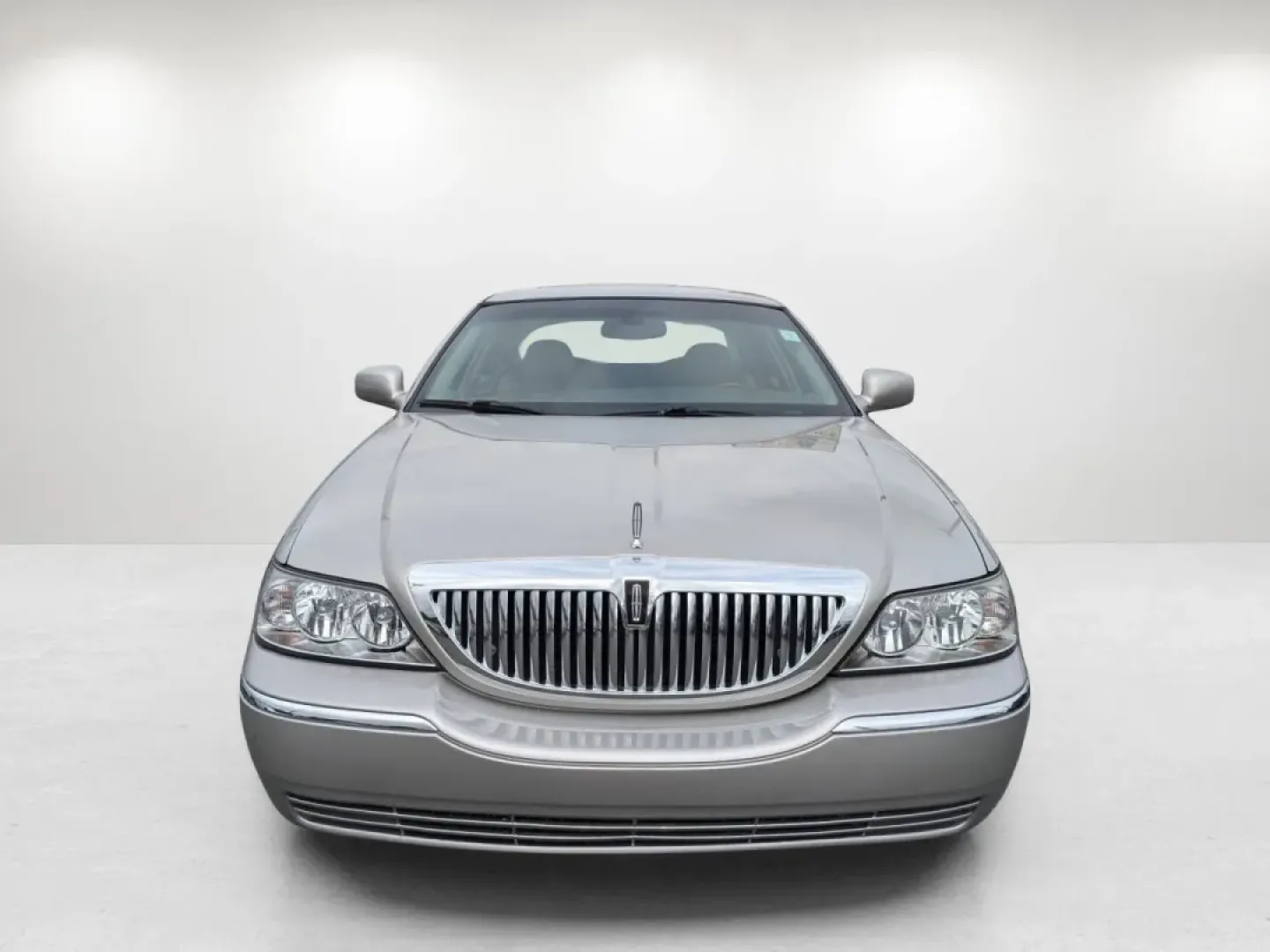 2005 Lincoln Town Car Signature Limited (1LNHM82W75Y) with an Other engine, located at 1430 Gateway Drive, Opelika, AL, 36801, (334) 239-0944, 32.637871, -85.409790 - Experience the epitome of luxury and comfort with this stunning 2005 Lincoln Town Car Signature Limited, perfect for those who appreciate style, elegance, and reliability. At Gils Auto in Phenix City, AL, we understand that driving is not just about getting from point A to B; it's about the journey - Photo#1