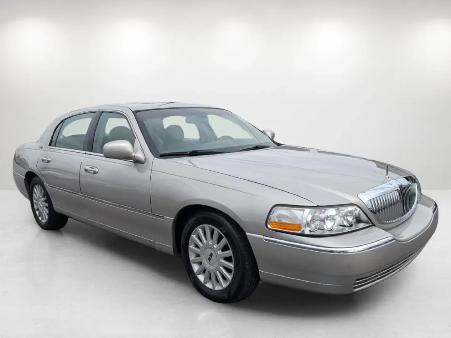 2005 Lincoln Town Car Signature Limited (1LNHM82W75Y) with an Other engine, located at 1430 Gateway Drive, Opelika, AL, 36801, (334) 239-0944, 32.637871, -85.409790 - Experience the epitome of luxury and comfort with this stunning 2005 Lincoln Town Car Signature Limited, perfect for those who appreciate style, elegance, and reliability. At Gils Auto in Phenix City, AL, we understand that driving is not just about getting from point A to B; it's about the journey - Photo#2