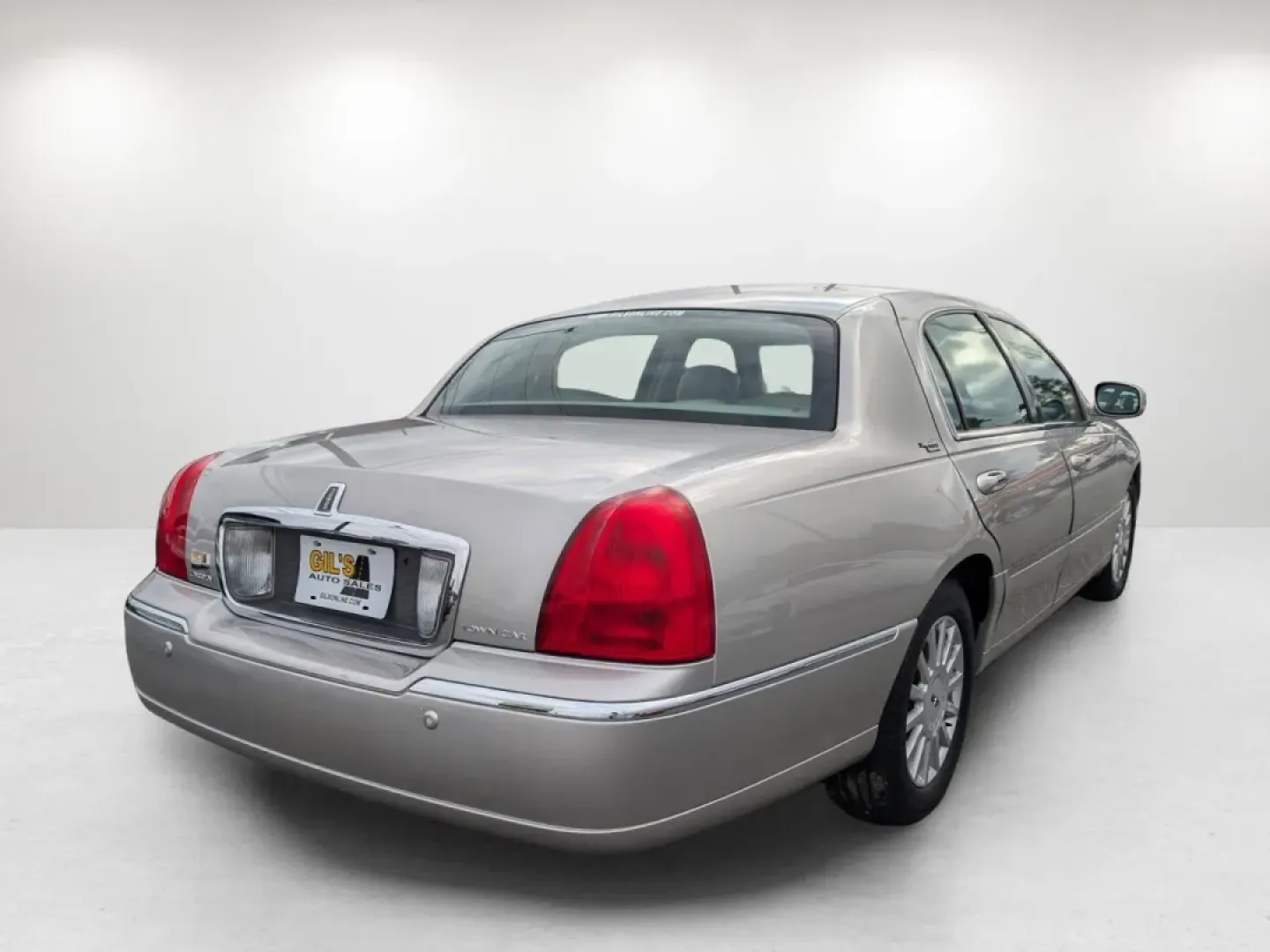 2005 Lincoln Town Car Signature Limited (1LNHM82W75Y) with an Other engine, located at 1430 Gateway Drive, Opelika, AL, 36801, (334) 239-0944, 32.637871, -85.409790 - Experience the epitome of luxury and comfort with this stunning 2005 Lincoln Town Car Signature Limited, perfect for those who appreciate style, elegance, and reliability. At Gils Auto in Phenix City, AL, we understand that driving is not just about getting from point A to B; it's about the journey - Photo#4