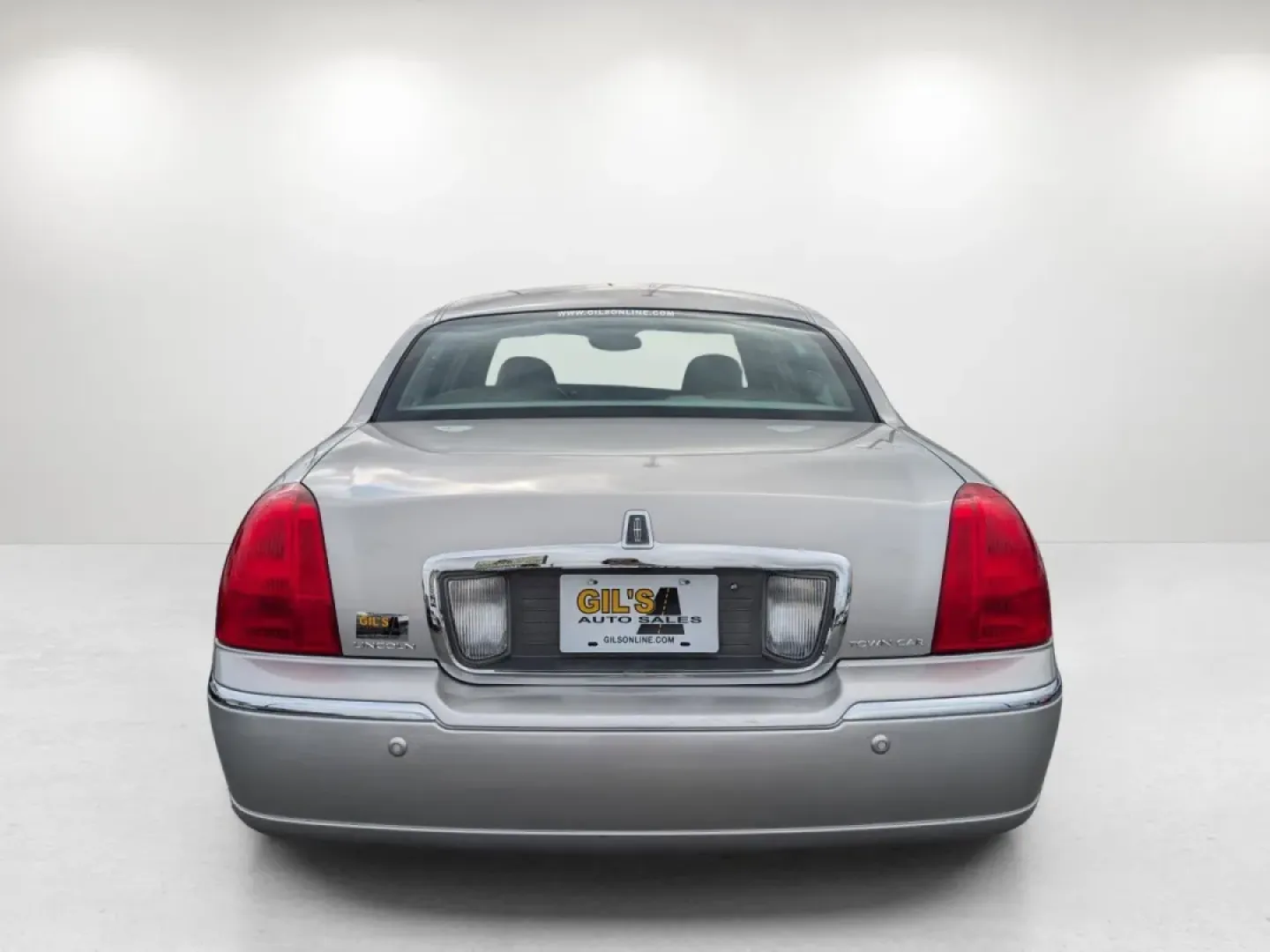 2005 Lincoln Town Car Signature Limited (1LNHM82W75Y) with an Other engine, located at 1430 Gateway Drive, Opelika, AL, 36801, (334) 239-0944, 32.637871, -85.409790 - Experience the epitome of luxury and comfort with this stunning 2005 Lincoln Town Car Signature Limited, perfect for those who appreciate style, elegance, and reliability. At Gils Auto in Phenix City, AL, we understand that driving is not just about getting from point A to B; it's about the journey - Photo#5