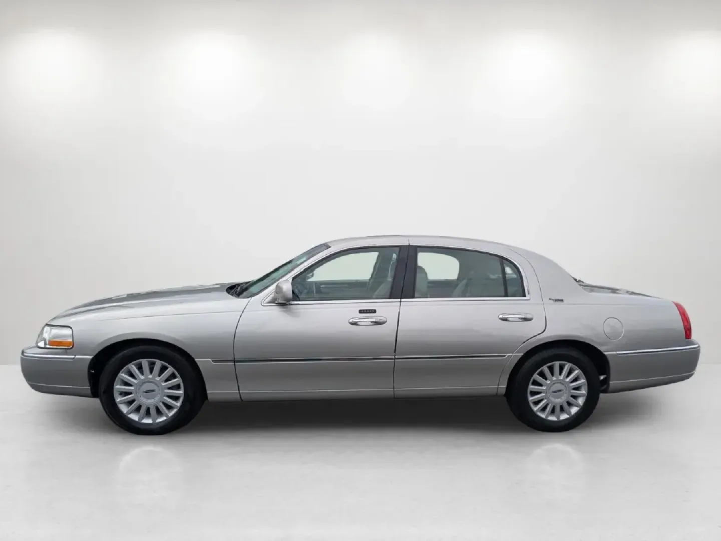 2005 Lincoln Town Car Signature Limited (1LNHM82W75Y) with an Other engine, located at 1430 Gateway Drive, Opelika, AL, 36801, (334) 239-0944, 32.637871, -85.409790 - Experience the epitome of luxury and comfort with this stunning 2005 Lincoln Town Car Signature Limited, perfect for those who appreciate style, elegance, and reliability. At Gils Auto in Phenix City, AL, we understand that driving is not just about getting from point A to B; it's about the journey - Photo#7