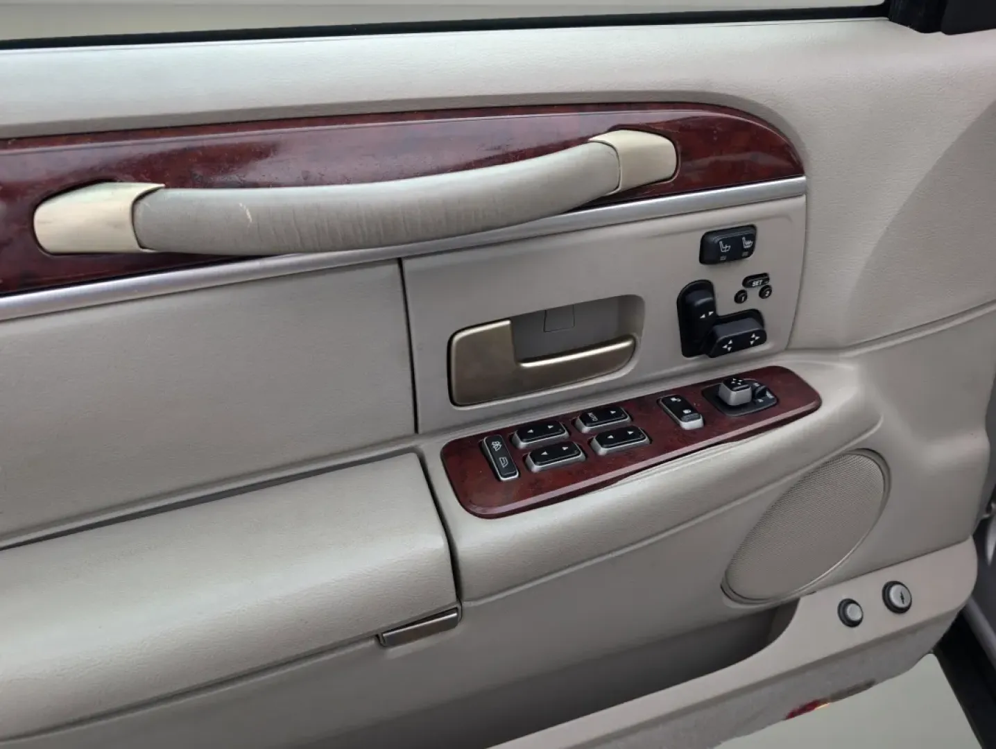 2005 Lincoln Town Car Signature Limited (1LNHM82W75Y) with an Other engine, located at 1430 Gateway Drive, Opelika, AL, 36801, (334) 239-0944, 32.637871, -85.409790 - Experience the epitome of luxury and comfort with this stunning 2005 Lincoln Town Car Signature Limited, perfect for those who appreciate style, elegance, and reliability. At Gils Auto in Phenix City, AL, we understand that driving is not just about getting from point A to B; it's about the journey - Photo#8