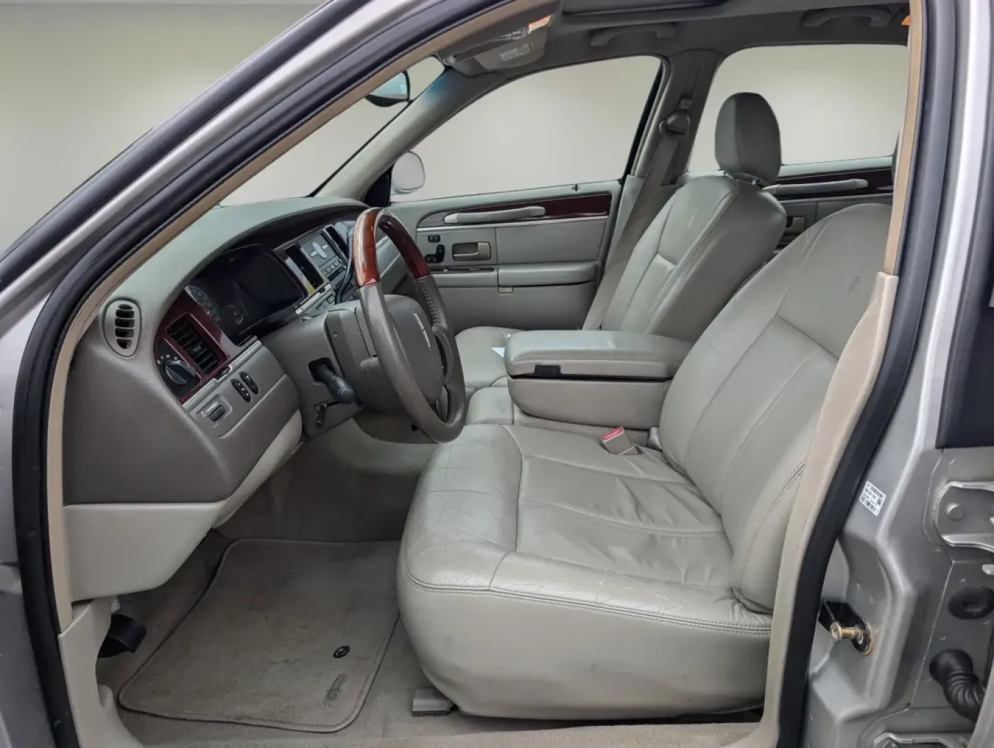 2005 Lincoln Town Car Signature Limited (1LNHM82W75Y) with an Other engine, located at 1430 Gateway Drive, Opelika, AL, 36801, (334) 239-0944, 32.637871, -85.409790 - Experience the epitome of luxury and comfort with this stunning 2005 Lincoln Town Car Signature Limited, perfect for those who appreciate style, elegance, and reliability. At Gils Auto in Phenix City, AL, we understand that driving is not just about getting from point A to B; it's about the journey - Photo#9