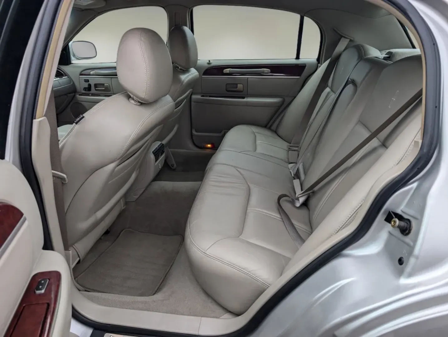 2005 Lincoln Town Car Signature Limited (1LNHM82W75Y) with an Other engine, located at 1430 Gateway Drive, Opelika, AL, 36801, (334) 239-0944, 32.637871, -85.409790 - Experience the epitome of luxury and comfort with this stunning 2005 Lincoln Town Car Signature Limited, perfect for those who appreciate style, elegance, and reliability. At Gils Auto in Phenix City, AL, we understand that driving is not just about getting from point A to B; it's about the journey - Photo#10