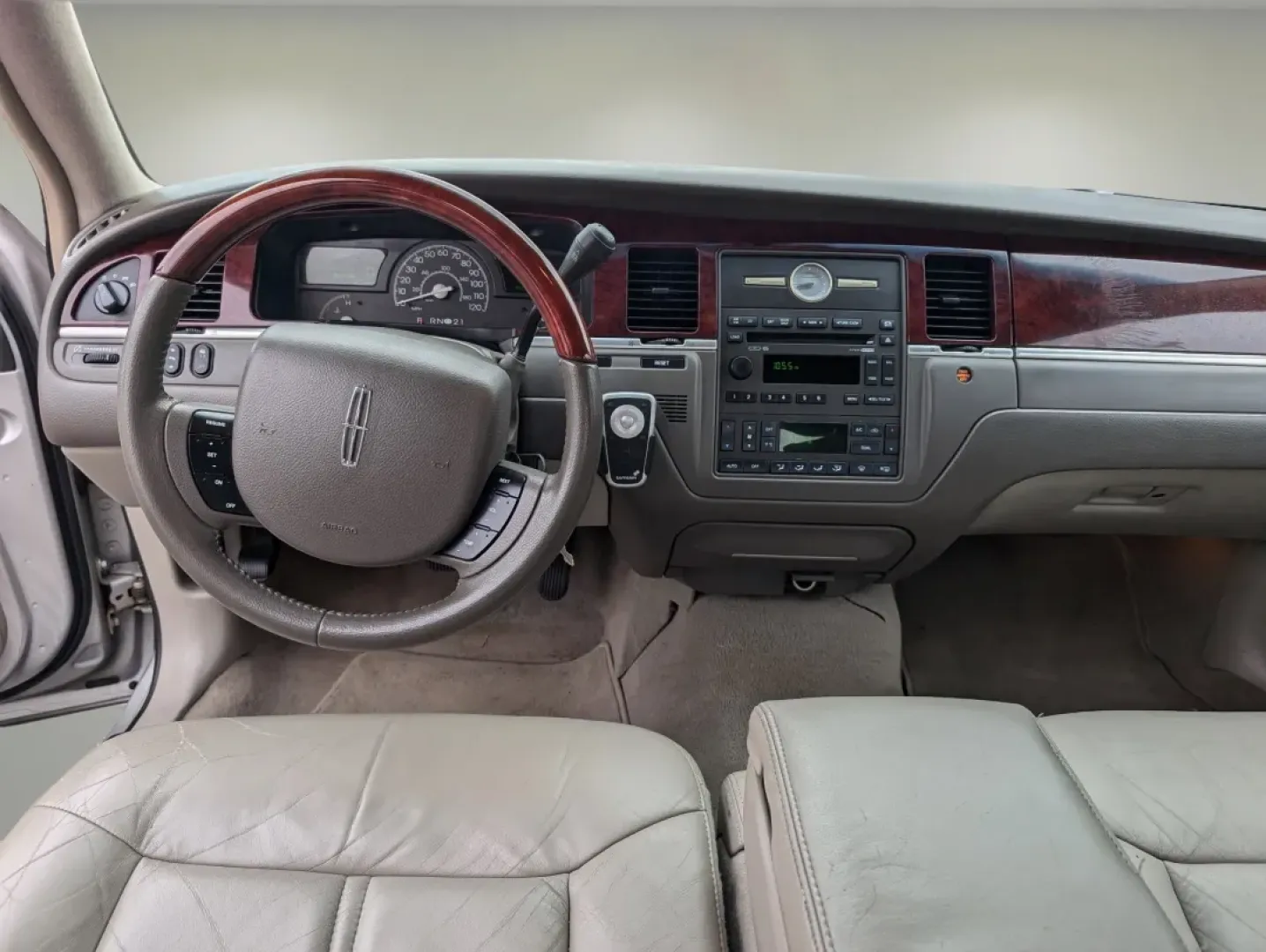 2005 Lincoln Town Car Signature Limited (1LNHM82W75Y) with an Other engine, located at 1430 Gateway Drive, Opelika, AL, 36801, (334) 239-0944, 32.637871, -85.409790 - Experience the epitome of luxury and comfort with this stunning 2005 Lincoln Town Car Signature Limited, perfect for those who appreciate style, elegance, and reliability. At Gils Auto in Phenix City, AL, we understand that driving is not just about getting from point A to B; it's about the journey - Photo#11