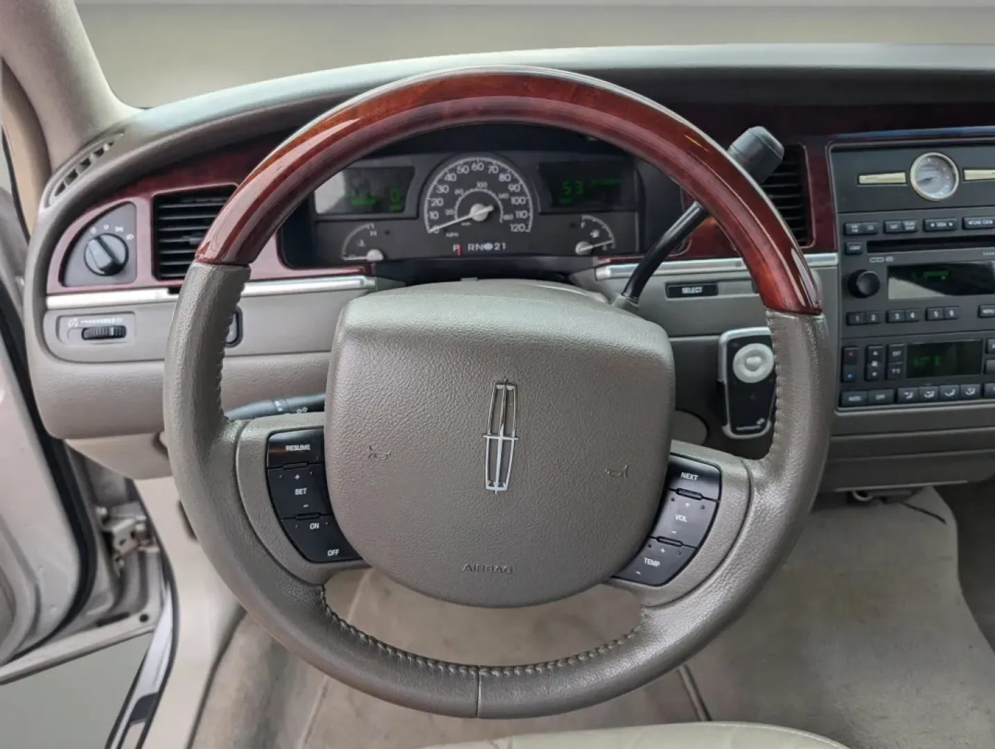 2005 Lincoln Town Car Signature Limited (1LNHM82W75Y) with an Other engine, located at 1430 Gateway Drive, Opelika, AL, 36801, (334) 239-0944, 32.637871, -85.409790 - Experience the epitome of luxury and comfort with this stunning 2005 Lincoln Town Car Signature Limited, perfect for those who appreciate style, elegance, and reliability. At Gils Auto in Phenix City, AL, we understand that driving is not just about getting from point A to B; it's about the journey - Photo#16