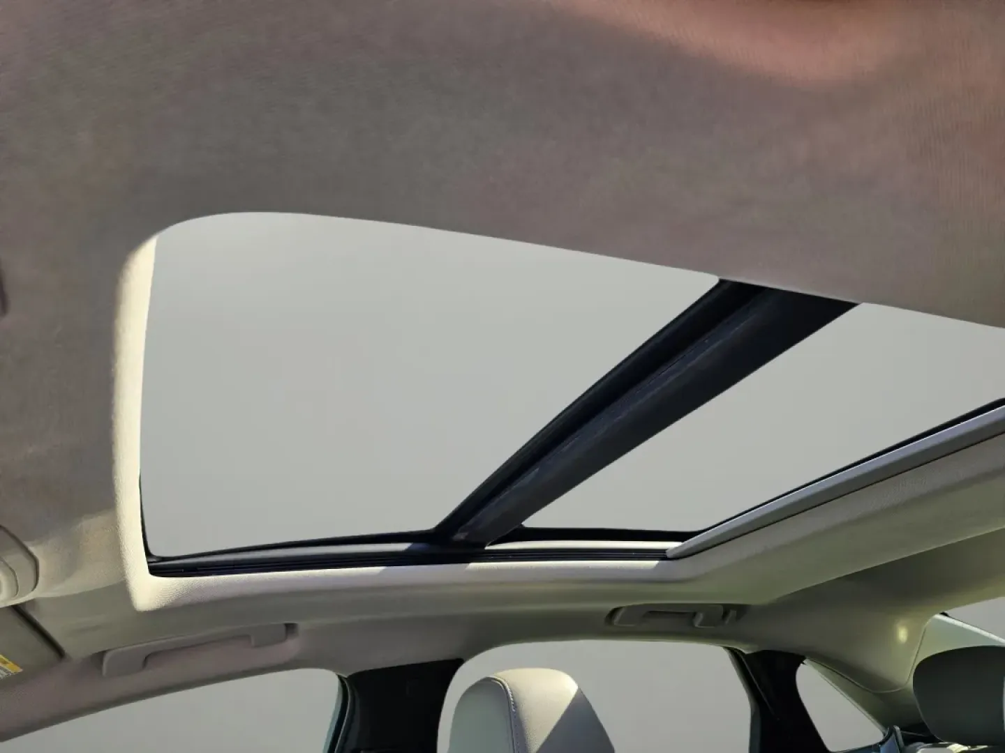 2017 /Medium Titanium with Jet Black accents Cadillac XTS Luxury (2G61M5S36H9) with an Other engine, located at 5115 14th Ave., Columbus, GA, 31904, (706) 323-0345, 32.511494, -84.971046 - Experience luxury like never before with the 2017 Cadillac XTS, now available at Gils Auto! Located at 3959 U.S. 80 W, Phenix City, AL 36870, our Buy Here Pay Here dealership specializes in providing exceptional vehicles with in-house financing options. Whether you're commuting daily, planning weeke - Photo#10