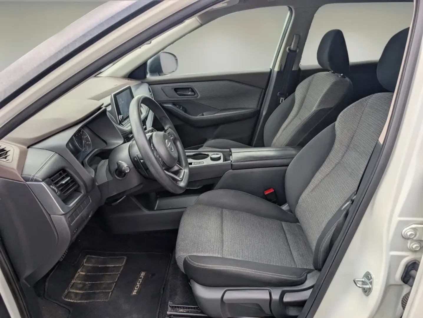 2021 /Charcoal Nissan Rogue S (5N1AT3AB5MC) with an Other engine, located at 7000 Northlake Connector, Columbus, GA, 31904, (706) 987-8085, 32.524975, -84.978134 - Experience the freedom of adventure with the 2021 Nissan Rogue S, available now at Gils Auto in Phenix City, AL. This versatile all-wheel-drive SUV is perfect for families on the go or anyone looking to explore the beautiful surroundings of Phenix City. Whether you're making memories on weekend geta - Photo#9