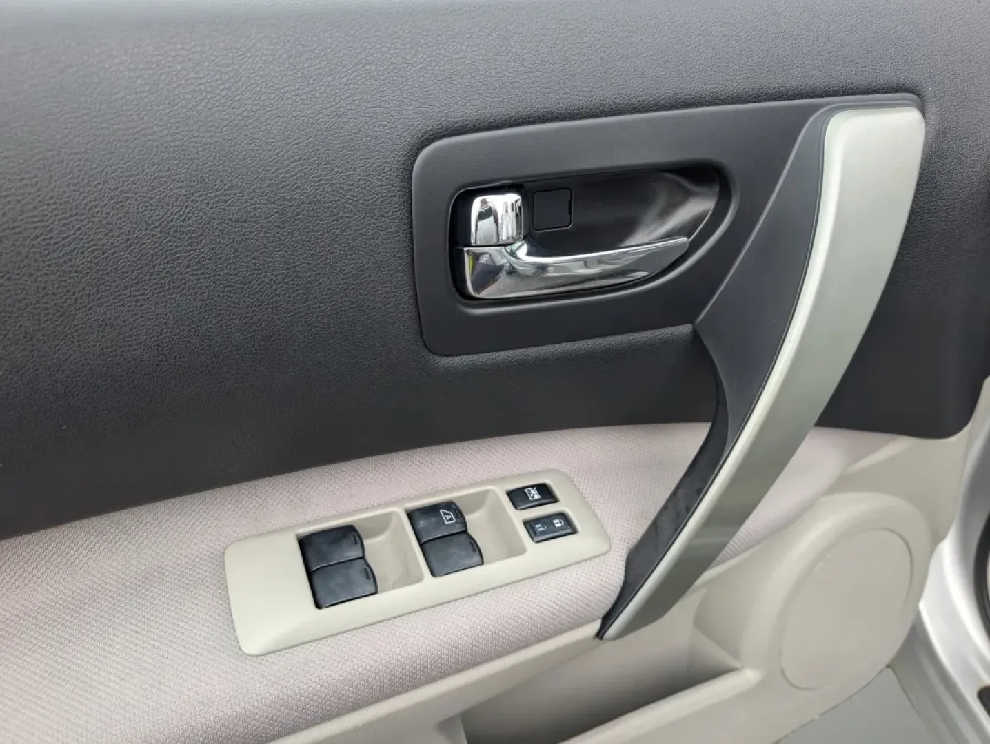 2014 /Gray Nissan Rogue S (JN8AS5MT9EW) with an Other engine, located at 3959 U.S. 80 W, Phenix City, AL, 36870, (334) 297-4885, 32.469296, -85.135185 - **Unleash Your Adventurous Spirit with the 2014 Nissan Rogue at Gils Auto Phenix City, AL!**<br /> <br /> If you're searching for the perfect vehicle that blends reliability with style, look no further than the 2014 Nissan Rogue, now available at Gils Auto in Phenix City, Alabama! Imagine this vers - Photo#8