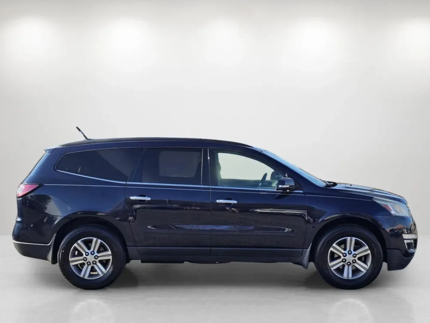 2015 /Dark Titanium/Light Titanium Chevrolet Traverse LT (1GNKRGKD3FJ) with an Other engine, located at 3959 U.S. 80 W, Phenix City, AL, 36870, (334) 297-4885, 32.469296, -85.135185 - **Explore Your Next Adventure with the 2015 Chevrolet Traverse LT at Gils Auto in Phenix City, AL!**<br /> <br /> Are you searching for the perfect SUV that effortlessly combines space, comfort, and versatility for your family or weekend adventures? Look no further than this stunning 2015 Chevrolet - Photo#4