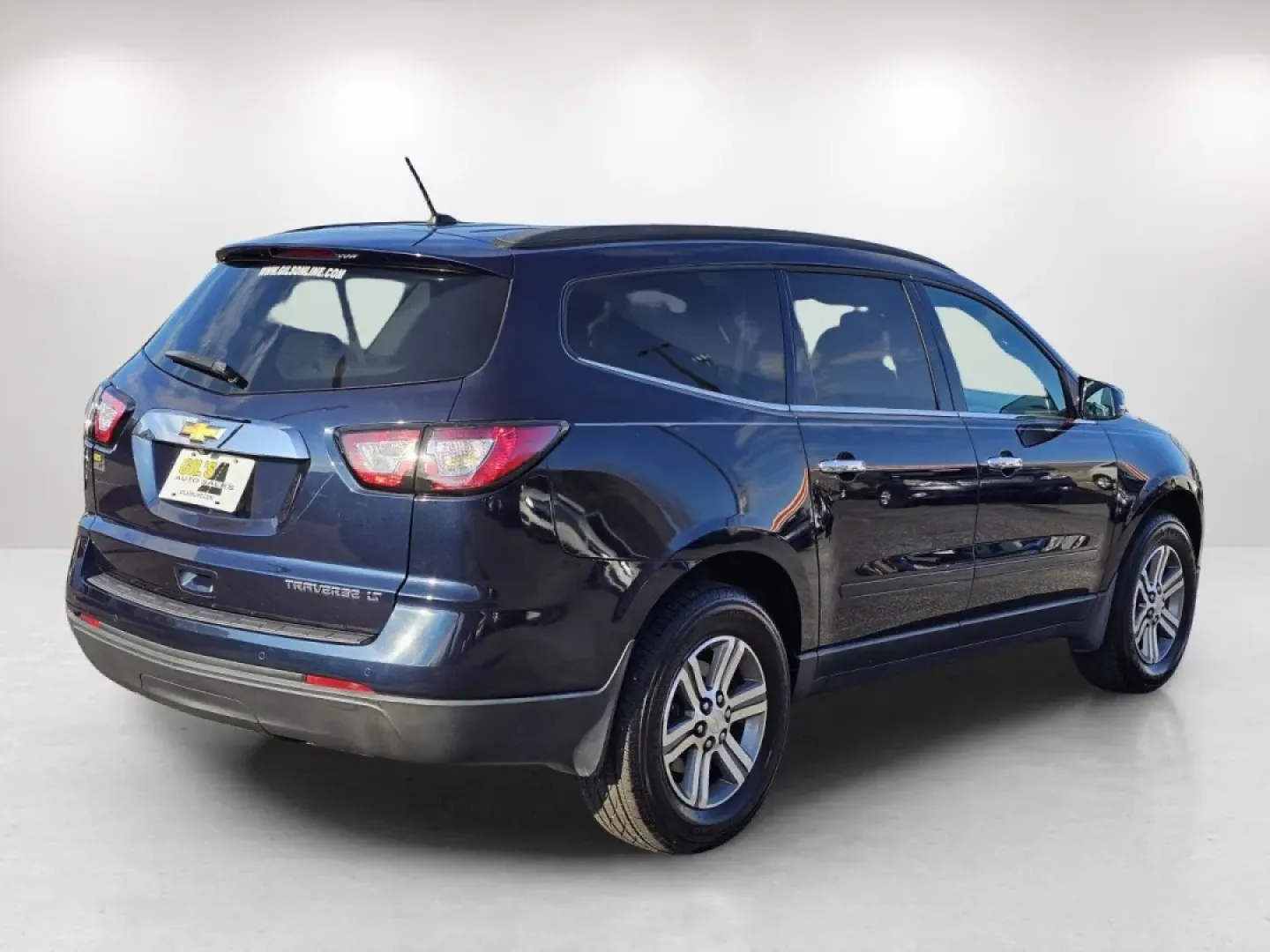 2015 /Dark Titanium/Light Titanium Chevrolet Traverse LT (1GNKRGKD3FJ) with an Other engine, located at 3959 U.S. 80 W, Phenix City, AL, 36870, (334) 297-4885, 32.469296, -85.135185 - **Explore Your Next Adventure with the 2015 Chevrolet Traverse LT at Gils Auto in Phenix City, AL!**<br /> <br /> Are you searching for the perfect SUV that effortlessly combines space, comfort, and versatility for your family or weekend adventures? Look no further than this stunning 2015 Chevrolet - Photo#5