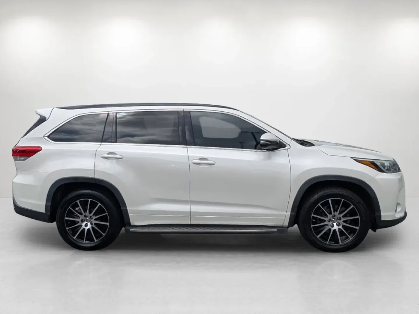 2018 Toyota Highlander (5TDKZRFH0JS) with an Other engine, located at 3959 U.S. 80 W, Phenix City, AL, 36870, (334) 297-4885, 32.469296, -85.135185 - **Experience Unmatched Versatility with the 2018 Toyota Highlander at Gils Auto - Your Buy Here Pay Here Dealership in Phenix City, AL!**<br /> <br /> Are you ready to elevate your family adventures, daily commutes, or weekend getaways? Meet the 2018 Toyota Highlander, the perfect blend of comfort, - Photo#3