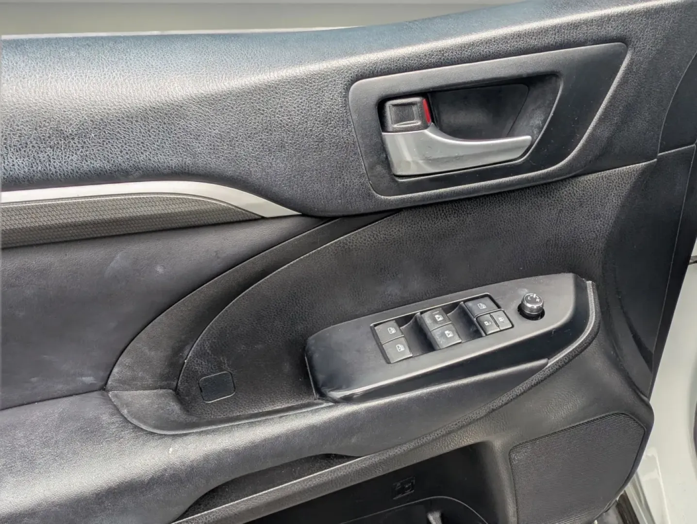 2018 Toyota Highlander (5TDKZRFH0JS) with an Other engine, located at 5115 14th Ave., Columbus, GA, 31904, (706) 323-0345, 32.511494, -84.971046 - **Experience Unmatched Versatility with the 2018 Toyota Highlander at Gils Auto - Your Buy Here Pay Here Dealership in Phenix City, AL!**<br /> <br /> Are you ready to elevate your family adventures, daily commutes, or weekend getaways? Meet the 2018 Toyota Highlander, the perfect blend of comfort, - Photo#8