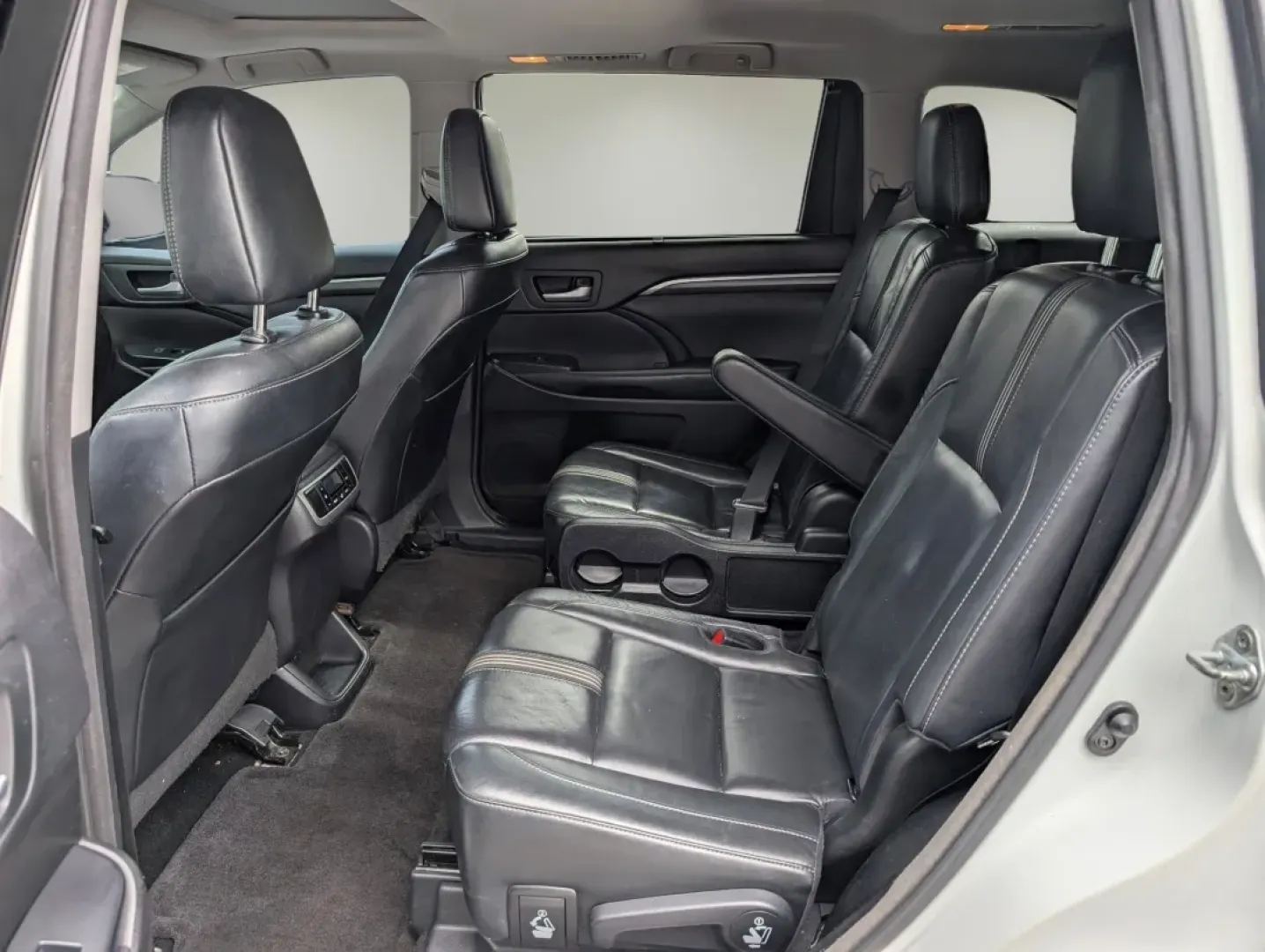 2018 Toyota Highlander (5TDKZRFH0JS) with an Other engine, located at 5115 14th Ave., Columbus, GA, 31904, (706) 323-0345, 32.511494, -84.971046 - **Experience Unmatched Versatility with the 2018 Toyota Highlander at Gils Auto - Your Buy Here Pay Here Dealership in Phenix City, AL!**<br /> <br /> Are you ready to elevate your family adventures, daily commutes, or weekend getaways? Meet the 2018 Toyota Highlander, the perfect blend of comfort, - Photo#10