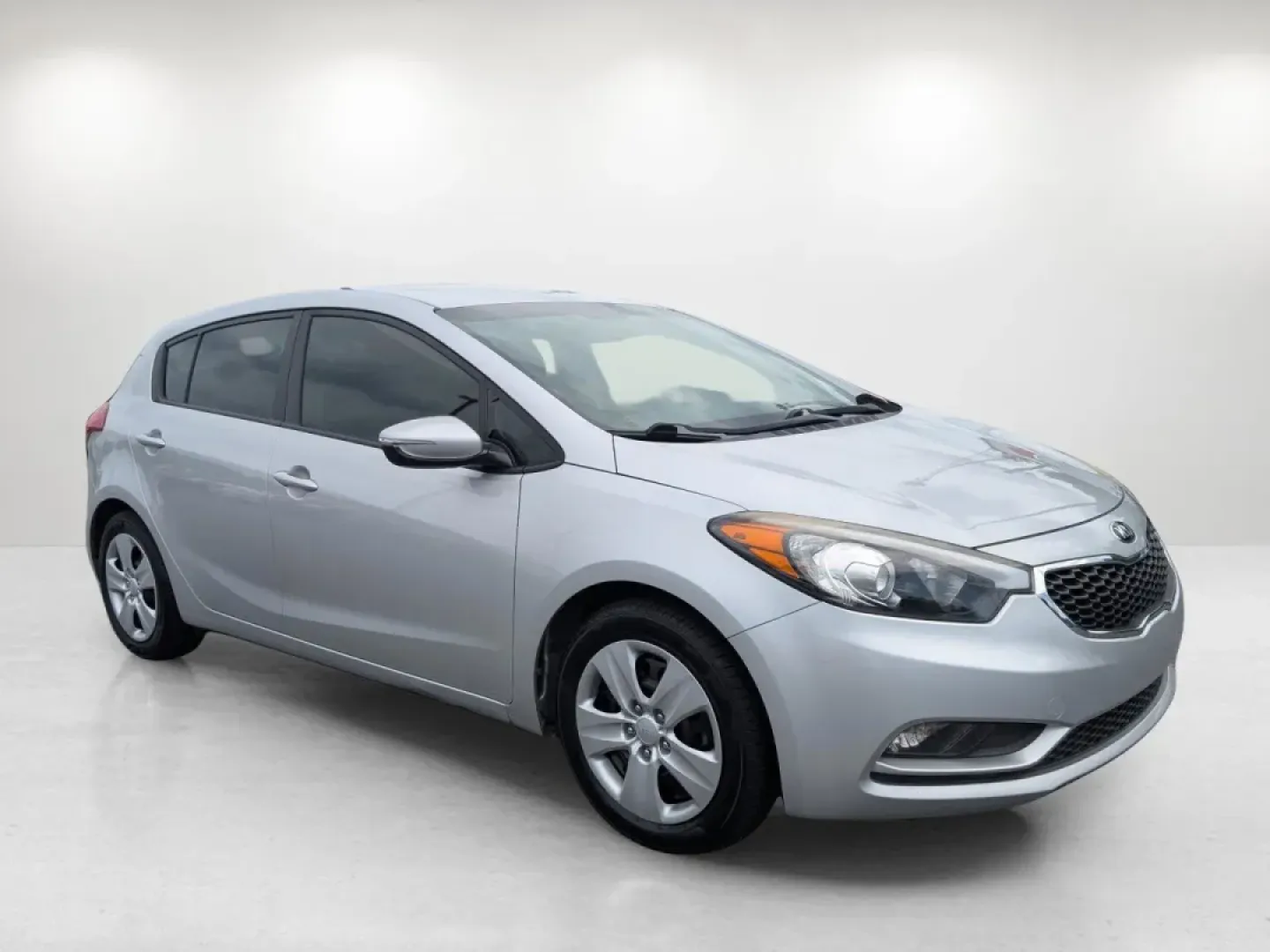 2016 /Black Kia Forte 5-Door LX (KNAFK5A80G5) with an Other engine, located at 5115 14th Ave., Columbus, GA, 31904, (706) 323-0345, 32.511494, -84.971046 - Are you ready to elevate your daily drives and discover a vehicle that perfectly balances style, comfort, and practicality? Look no further than this 2016 Kia Forte 5-Door LX, a fantastic choice for budget-conscious buyers and those seeking reliable transportation. With its sleek Silky Silver exteri - Photo#2