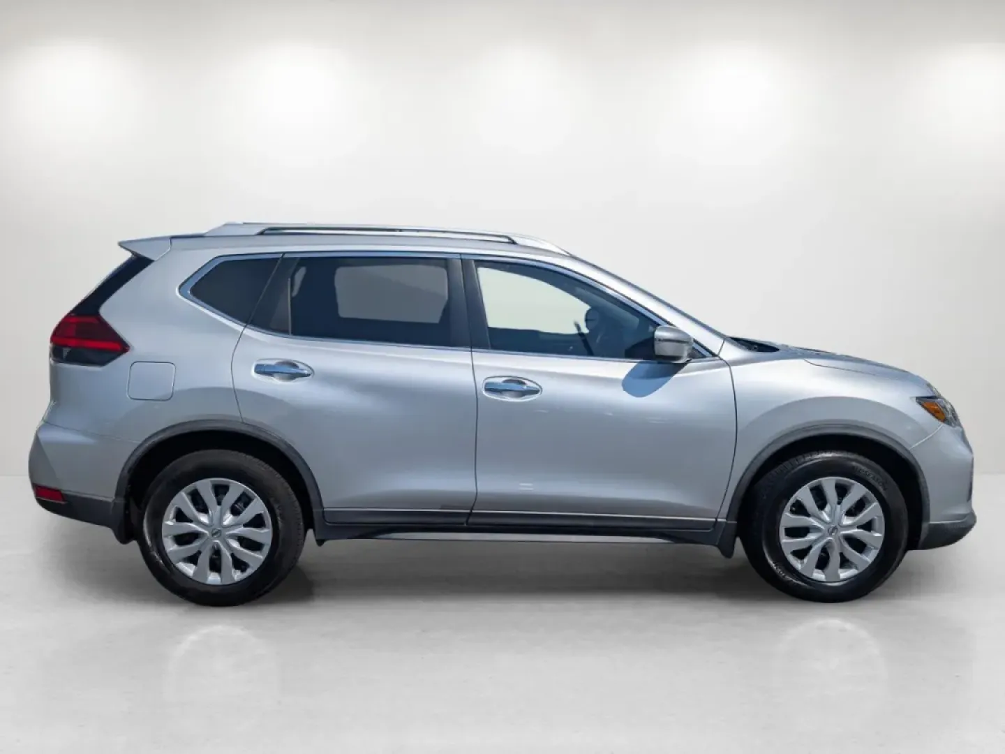 2017 /Charcoal Nissan Rogue S (KNMAT2MT2HP) with an Other engine, located at 5115 14th Ave., Columbus, GA, 31904, (706) 323-0345, 32.511494, -84.971046 - **Explore Adventure with the 2017 Nissan Rogue at Gils Auto in Phenix City, AL!**<br /> <br /> Are you ready to elevate your daily drives and weekend adventures? The 2017 Nissan Rogue is the perfect companion for families, commuters, and anyone who loves exploring the open road. With its spacious in - Photo#3