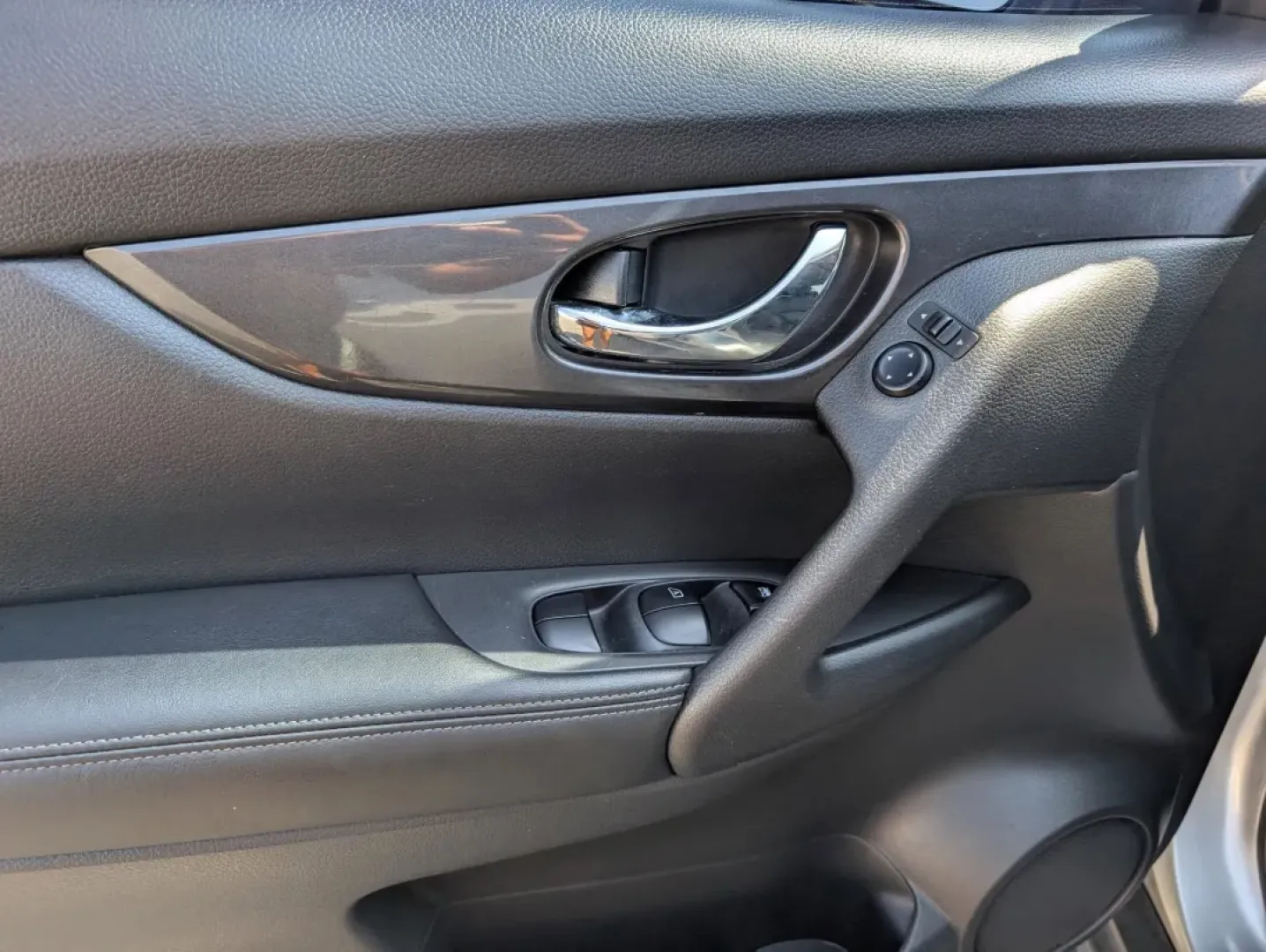 2017 /Charcoal Nissan Rogue S (KNMAT2MT2HP) with an Other engine, located at 5115 14th Ave., Columbus, GA, 31904, (706) 323-0345, 32.511494, -84.971046 - **Explore Adventure with the 2017 Nissan Rogue at Gils Auto in Phenix City, AL!**<br /> <br /> Are you ready to elevate your daily drives and weekend adventures? The 2017 Nissan Rogue is the perfect companion for families, commuters, and anyone who loves exploring the open road. With its spacious in - Photo#8