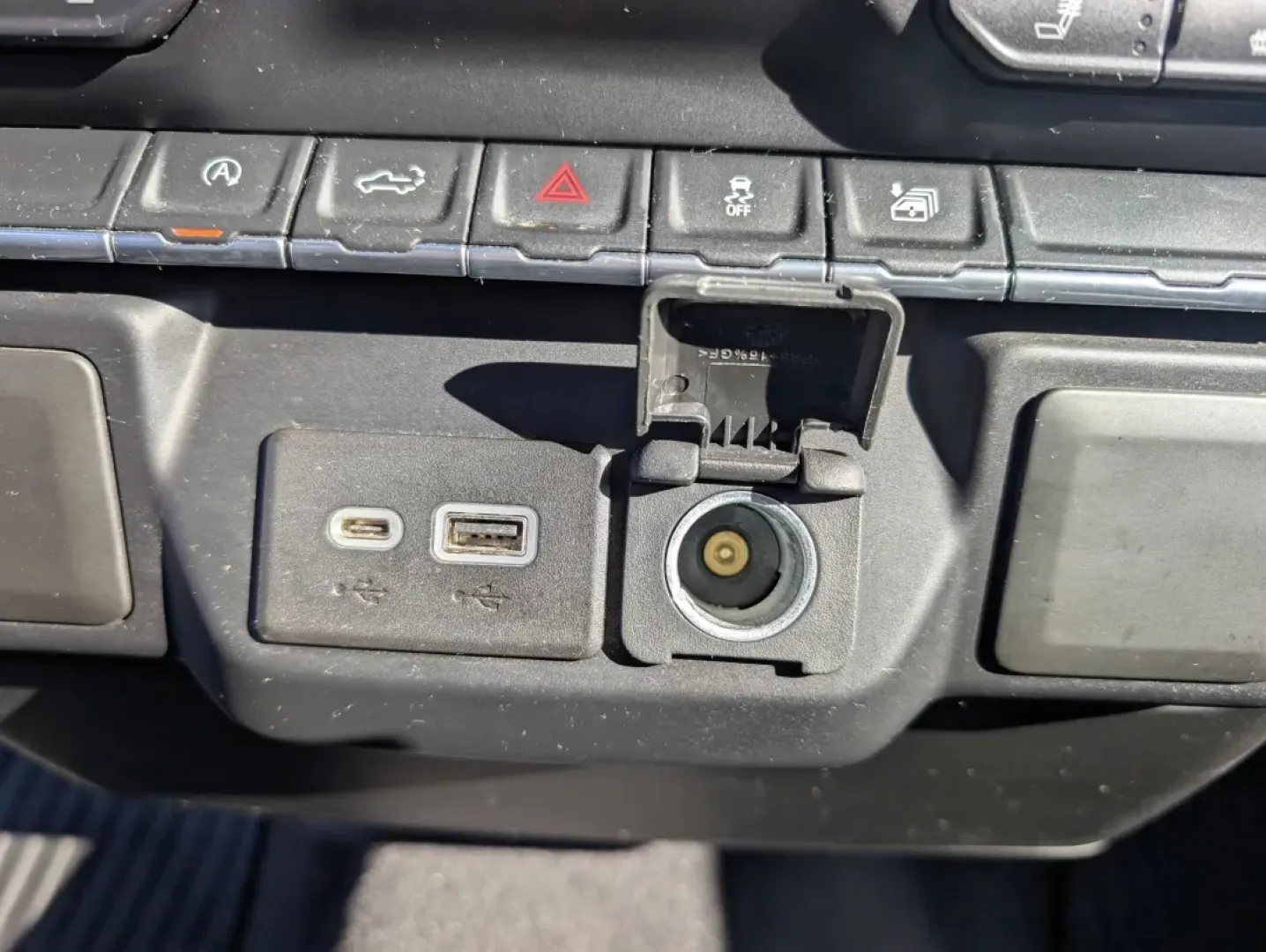 2020 /Jet Black Chevrolet Silverado 1500 LT (3GCPWCED0LG) with an Other engine, located at 7000 Northlake Connector, Columbus, GA, 31904, (706) 987-8085, 32.524975, -84.978134 - ### Hit the Road in Style: 2020 Chevrolet Silverado 1500 LT Crew Cab Pickup at Gils Auto<br /> <br /> Are you ready to elevate your driving experience while tackling daily tasks, weekend adventures, or family road trips? The 2020 Chevrolet Silverado 1500 LT Crew Cab Pickup is the perfect vehicle for - Photo#15