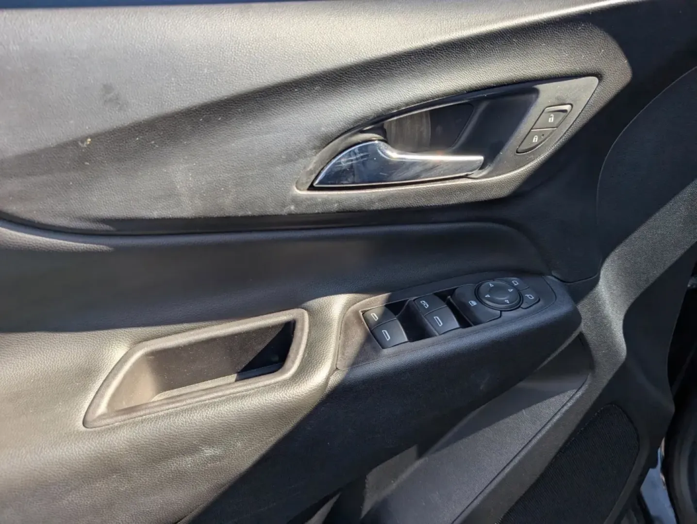 2018 /Jet Black Chevrolet Equinox LT (2GNAXJEVXJ6) with an Other engine, located at 1430 Gateway Drive, Opelika, AL, 36801, (334) 239-0944, 32.637871, -85.409790 - **Discover Your Next Adventure with the 2018 Chevrolet Equinox LT at Gils Auto in Phenix City, AL!**<br /> <br /> Are you looking for a versatile SUV that fits seamlessly into your lifestyle? The 2018 Chevrolet Equinox LT is the perfect blend of style, functionality, and reliability. Whether you're - Photo#8