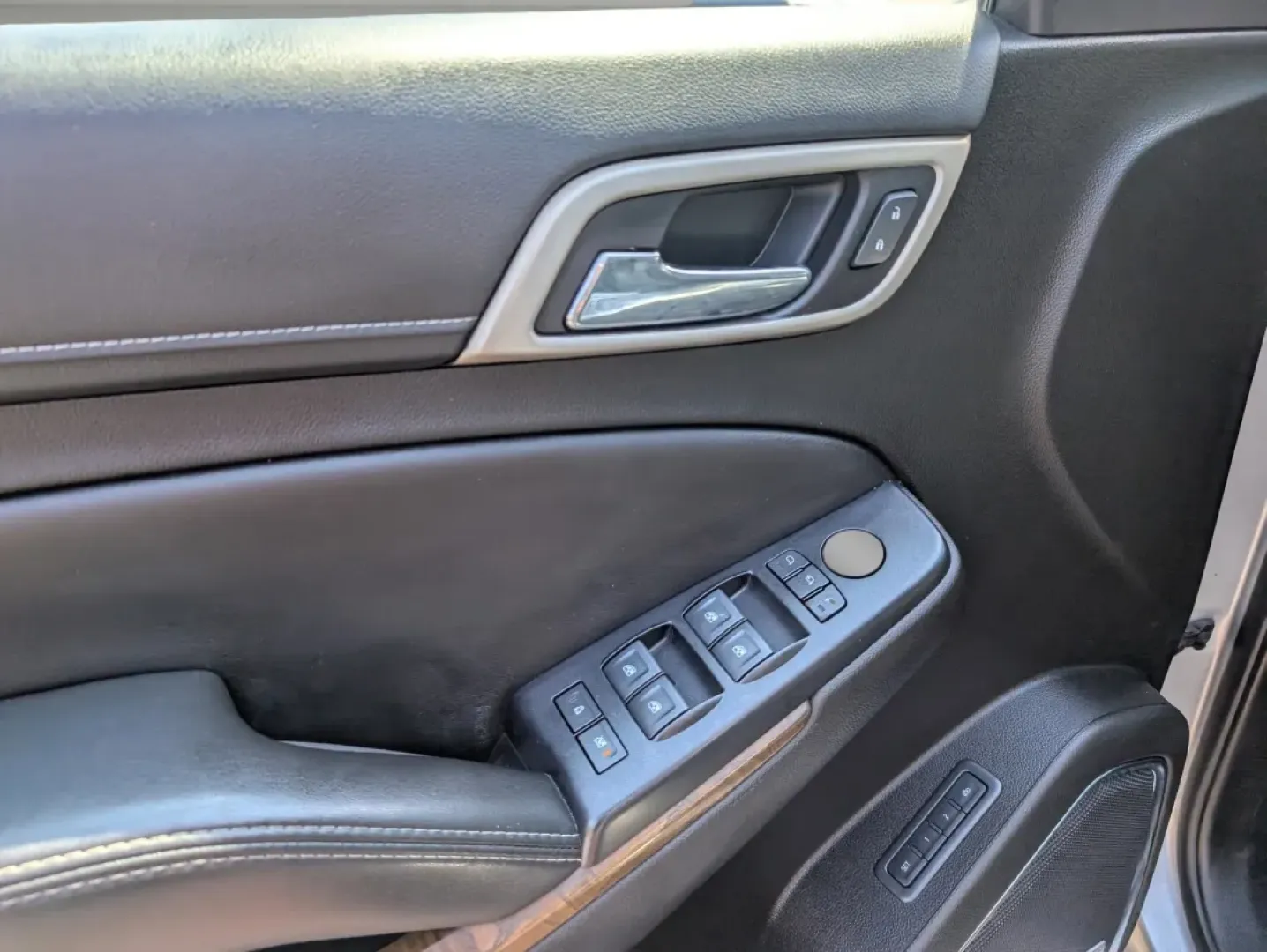 2019 /Jet Black GMC Yukon Denali (1GKS2CKJ8KR) with an Other engine, located at 1430 Gateway Drive, Opelika, AL, 36801, (334) 239-0944, 32.637871, -85.409790 - **Find Your Adventure with the 2019 GMC Yukon Denali at Gils Auto!**<br /> <br /> If you're seeking a vehicle that combines luxury, power, and versatility, look no further than our stunning 2019 GMC Yukon Denali, available now at Gils Auto in Phenix City, AL. Perfect for families needing ample space - Photo#8