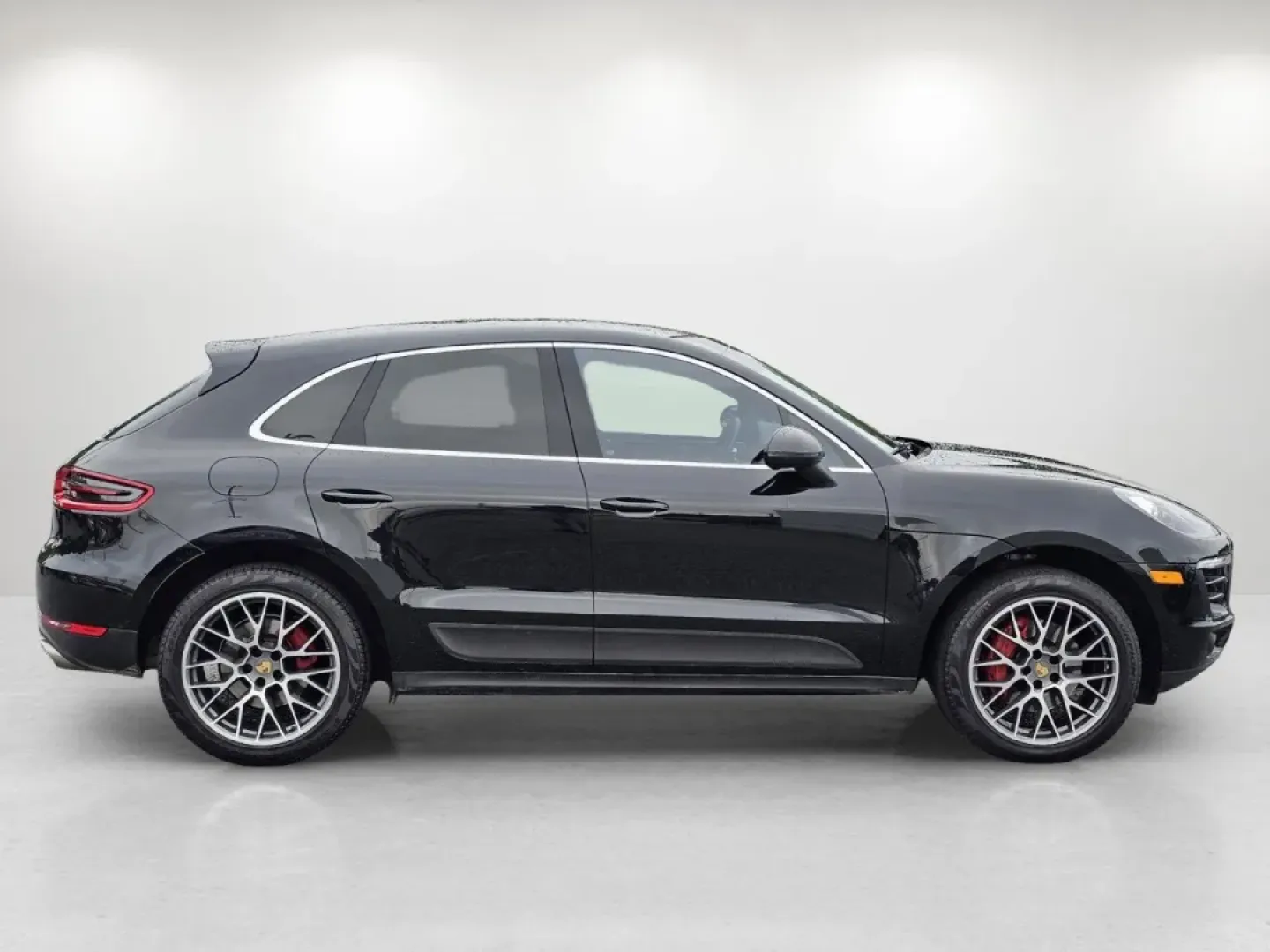 2016 Porsche Macan S (WP1AB2A58GL) with an Other engine, located at 1430 Gateway Drive, Opelika, AL, 36801, (334) 239-0944, 32.637871, -85.409790 - **Elevate Your Lifestyle with the 2016 Porsche Macan S A Perfect Blend of Luxury and Performance!**<br /> <br /> Are you ready to upgrade your driving experience? The 2016 Porsche Macan S is the ideal choice for those who appreciate the finer things in life while needing a versatile vehicle for dai - Photo#3