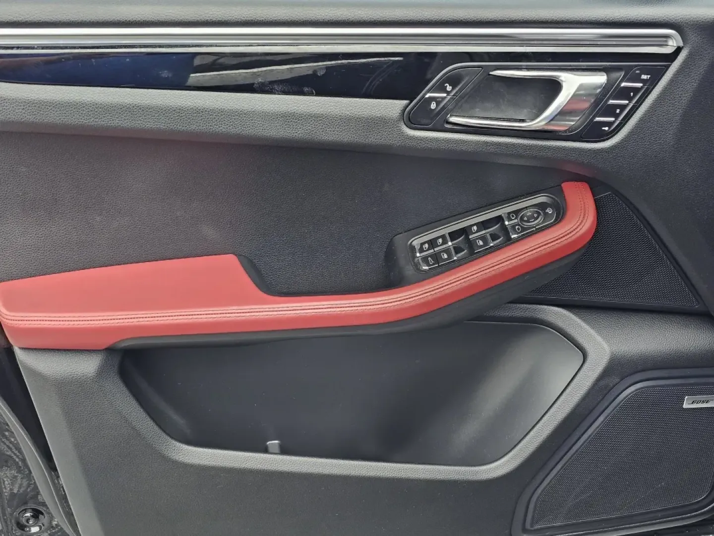 2016 Porsche Macan S (WP1AB2A58GL) with an Other engine, located at 1430 Gateway Drive, Opelika, AL, 36801, (334) 239-0944, 32.637871, -85.409790 - **Elevate Your Lifestyle with the 2016 Porsche Macan S A Perfect Blend of Luxury and Performance!**<br /> <br /> Are you ready to upgrade your driving experience? The 2016 Porsche Macan S is the ideal choice for those who appreciate the finer things in life while needing a versatile vehicle for dai - Photo#8