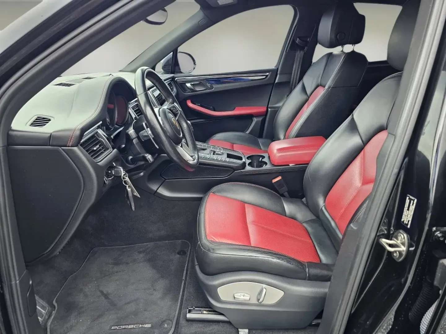 2016 Porsche Macan S (WP1AB2A58GL) with an Other engine, located at 1430 Gateway Drive, Opelika, AL, 36801, (334) 239-0944, 32.637871, -85.409790 - **Elevate Your Lifestyle with the 2016 Porsche Macan S A Perfect Blend of Luxury and Performance!**<br /> <br /> Are you ready to upgrade your driving experience? The 2016 Porsche Macan S is the ideal choice for those who appreciate the finer things in life while needing a versatile vehicle for dai - Photo#9