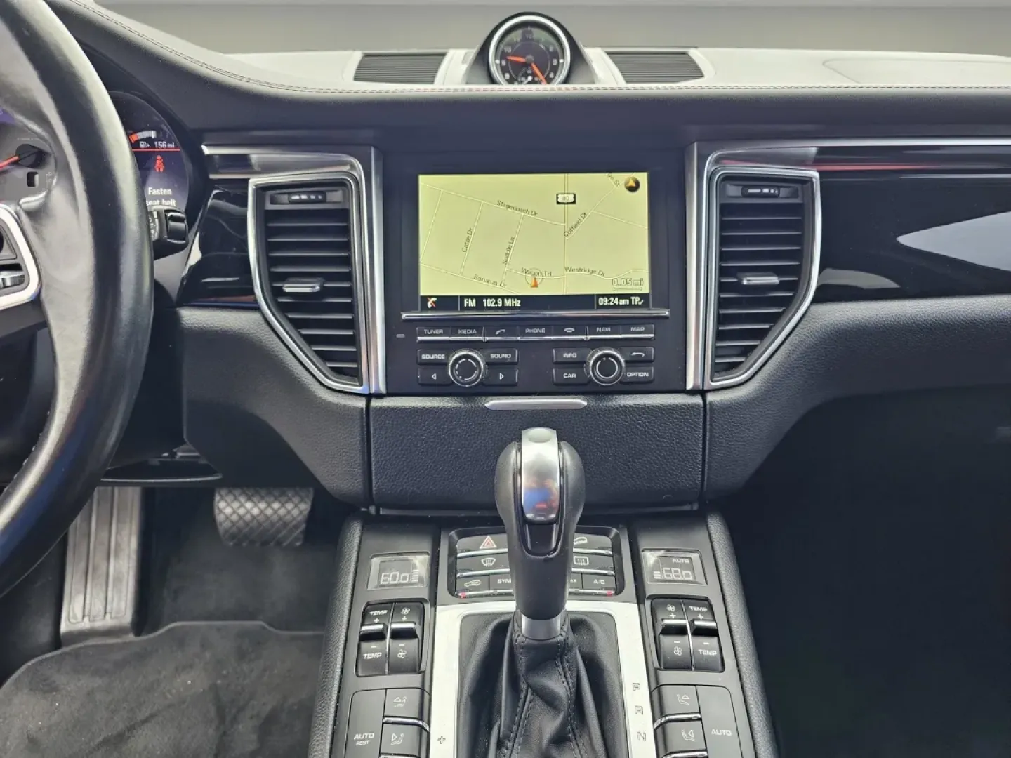 2016 Porsche Macan S (WP1AB2A58GL) with an Other engine, located at 1430 Gateway Drive, Opelika, AL, 36801, (334) 239-0944, 32.637871, -85.409790 - **Elevate Your Lifestyle with the 2016 Porsche Macan S A Perfect Blend of Luxury and Performance!**<br /> <br /> Are you ready to upgrade your driving experience? The 2016 Porsche Macan S is the ideal choice for those who appreciate the finer things in life while needing a versatile vehicle for dai - Photo#11