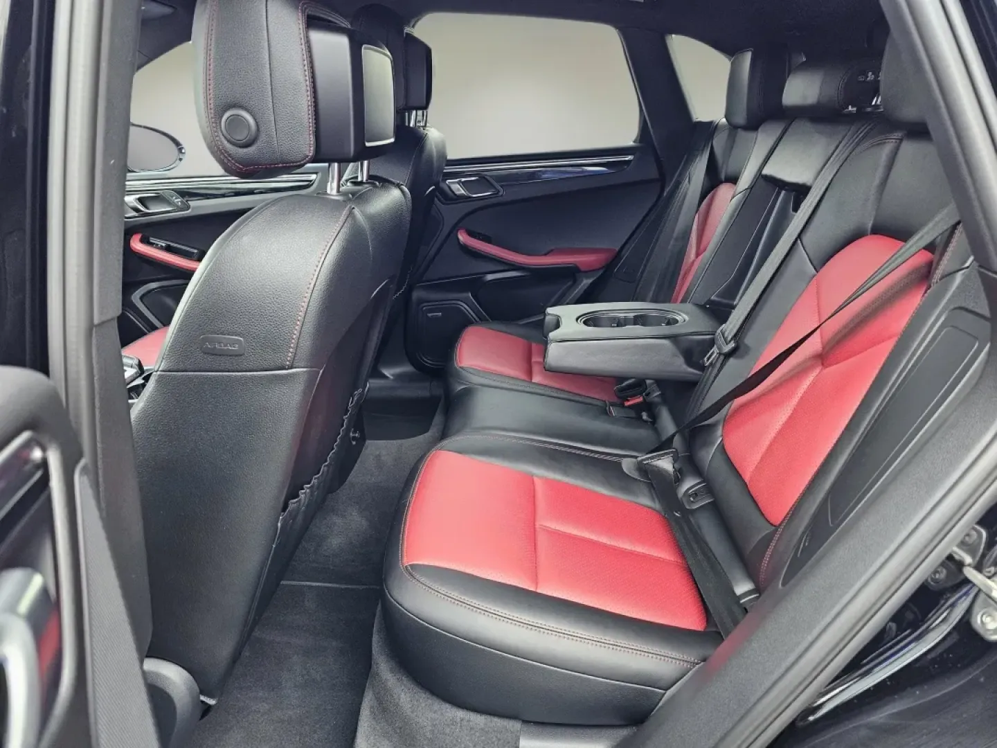 2016 Porsche Macan S (WP1AB2A58GL) with an Other engine, located at 1430 Gateway Drive, Opelika, AL, 36801, (334) 239-0944, 32.637871, -85.409790 - **Elevate Your Lifestyle with the 2016 Porsche Macan S A Perfect Blend of Luxury and Performance!**<br /> <br /> Are you ready to upgrade your driving experience? The 2016 Porsche Macan S is the ideal choice for those who appreciate the finer things in life while needing a versatile vehicle for dai - Photo#14