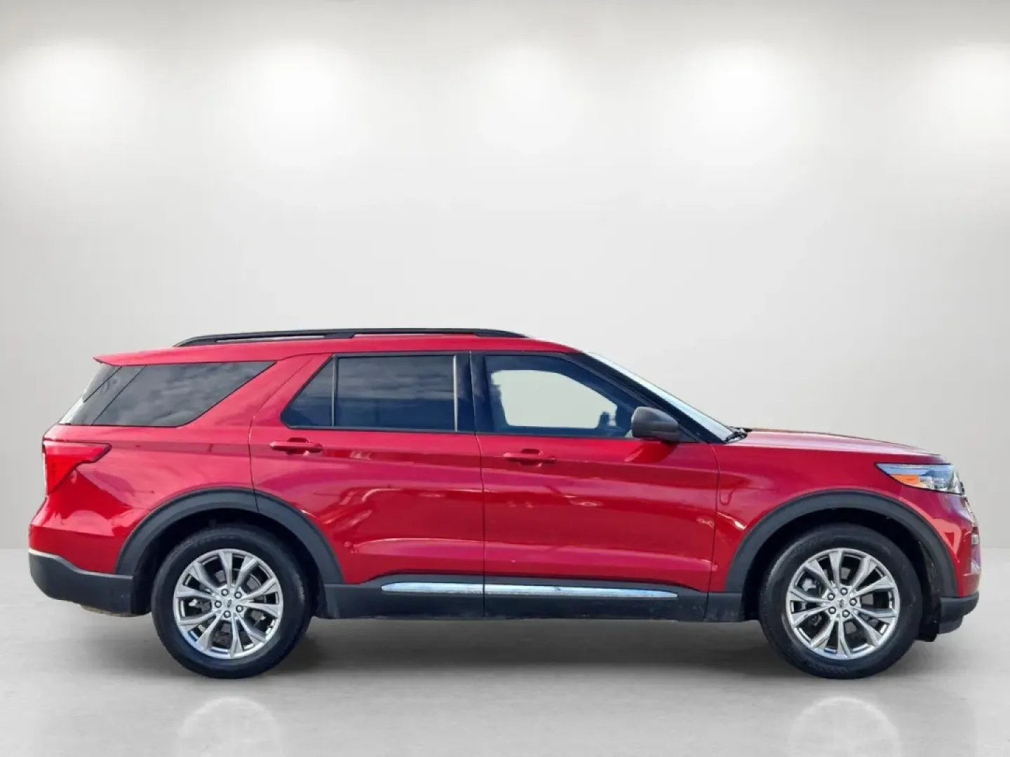 2022 Ford Explorer XLT (1FMSK7DH0NG) with an Other engine, located at 1430 Gateway Drive, Opelika, AL, 36801, (334) 239-0944, 32.637871, -85.409790 - Are you ready to elevate your family's adventures or tackle your daily commute with style and comfort? Look no further than this stunning 2022 Ford Explorer XLT, available now at Gils Auto in Phenix City, AL. Perfectly designed for those who seek versatility without compromising on luxury, this SUV - Photo#4