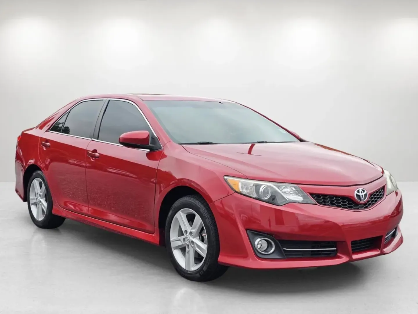 2014 Toyota Camry SE (4T1BF1FK2EU) with an Other engine, located at 1430 Gateway Drive, Opelika, AL, 36801, (334) 239-0944, 32.637871, -85.409790 - **Experience Comfort and Style with the 2014 Toyota Camry SE Perfect for Your Daily Commute!**<br /> <br /> Are you searching for a reliable sedan that combines style, functionality, and affordability? Look no further than this stunning 2014 Toyota Camry SE, available now at Gils Auto in Phenix Cit - Photo#2