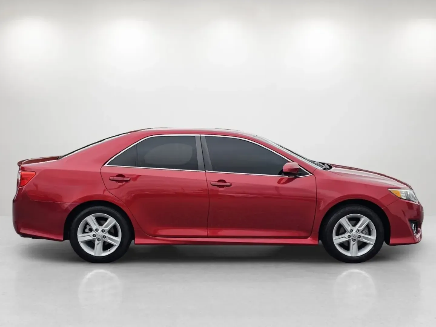 2014 Toyota Camry SE (4T1BF1FK2EU) with an Other engine, located at 1430 Gateway Drive, Opelika, AL, 36801, (334) 239-0944, 32.637871, -85.409790 - **Experience Comfort and Style with the 2014 Toyota Camry SE Perfect for Your Daily Commute!**<br /> <br /> Are you searching for a reliable sedan that combines style, functionality, and affordability? Look no further than this stunning 2014 Toyota Camry SE, available now at Gils Auto in Phenix Cit - Photo#3