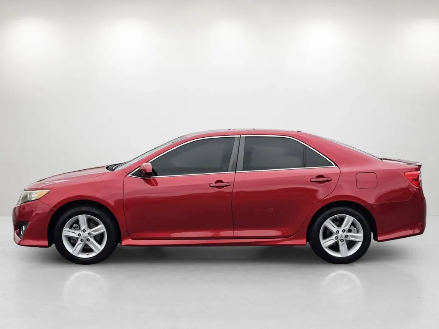 2014 Toyota Camry SE (4T1BF1FK2EU) with an Other engine, located at 1430 Gateway Drive, Opelika, AL, 36801, (334) 239-0944, 32.637871, -85.409790 - **Experience Comfort and Style with the 2014 Toyota Camry SE Perfect for Your Daily Commute!**<br /> <br /> Are you searching for a reliable sedan that combines style, functionality, and affordability? Look no further than this stunning 2014 Toyota Camry SE, available now at Gils Auto in Phenix Cit - Photo#7