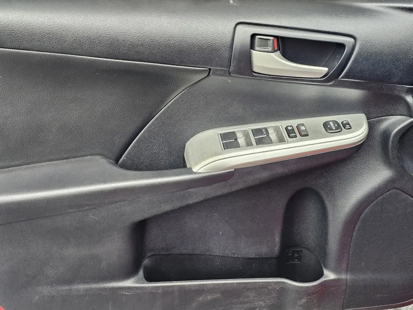 2014 Toyota Camry SE (4T1BF1FK2EU) with an Other engine, located at 1430 Gateway Drive, Opelika, AL, 36801, (334) 239-0944, 32.637871, -85.409790 - **Experience Comfort and Style with the 2014 Toyota Camry SE Perfect for Your Daily Commute!**<br /> <br /> Are you searching for a reliable sedan that combines style, functionality, and affordability? Look no further than this stunning 2014 Toyota Camry SE, available now at Gils Auto in Phenix Cit - Photo#8