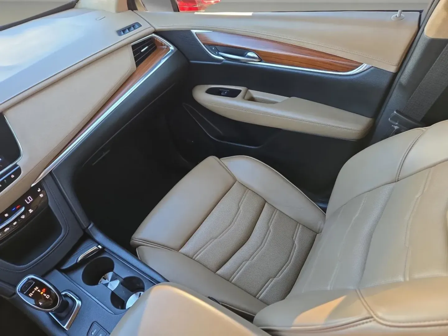 2017 /Maple Sugar Cadillac XT5 Platinum AWD (1GYKNFRS1HZ) with an Other engine, located at 5115 14th Ave., Columbus, GA, 31904, (706) 323-0345, 32.511494, -84.971046 - **Unleash Luxury and Adventure with the 2017 Cadillac XT5 Platinum AWD at Gils Auto!**<br /> <br /> Imagine driving through the vibrant streets of Phenix City, AL, with the wind in your hair and the luxurious comfort of a 2017 Cadillac XT5 Platinum AWD. This SUV is designed for those who crave a lif - Photo#14