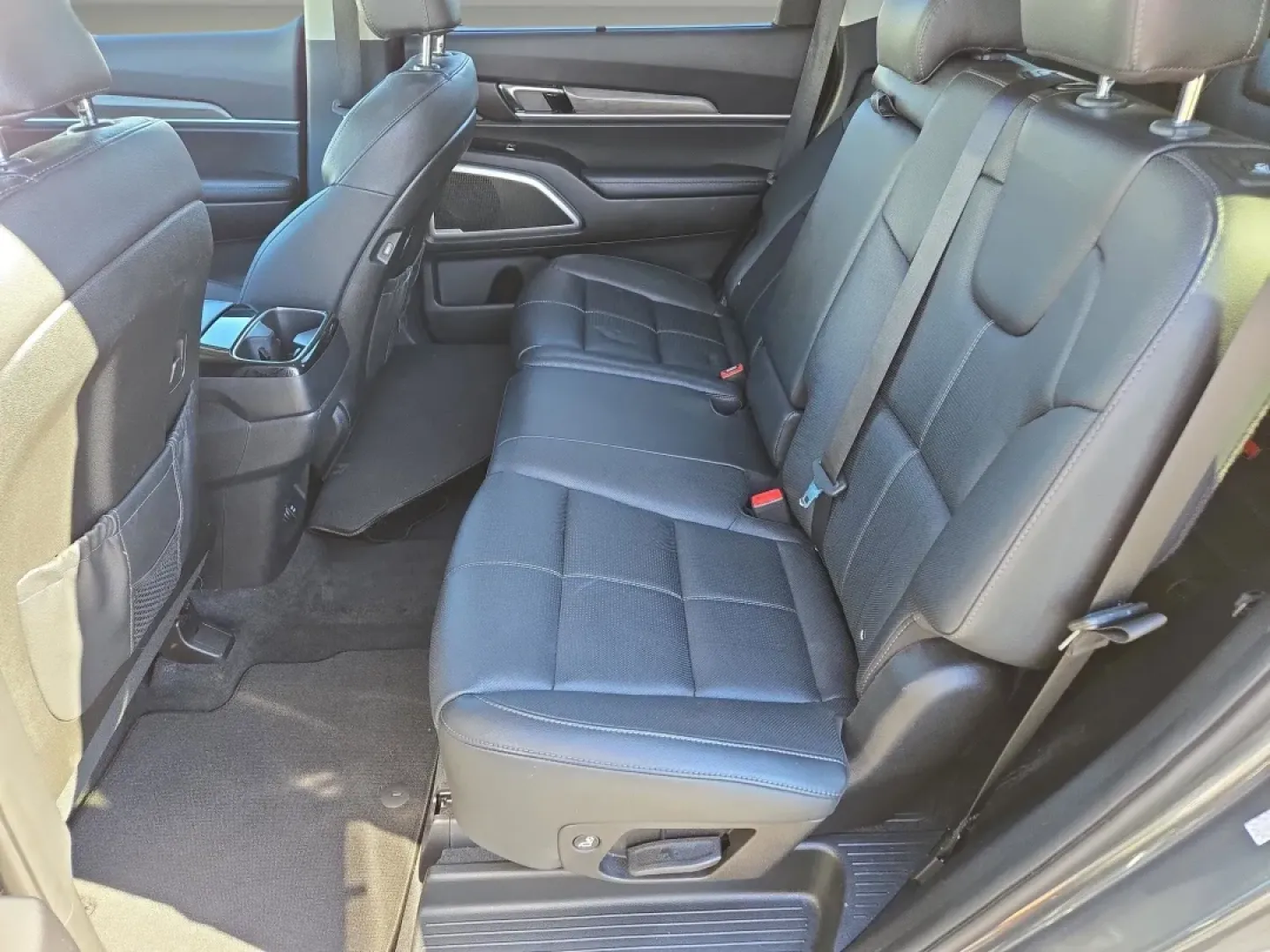 2020 /Black Kia Telluride EX (5XYP34HC5LG) with an Other engine, located at 5115 14th Ave., Columbus, GA, 31904, (706) 323-0345, 32.511494, -84.971046 - **Discover the Perfect Family SUV: 2020 Kia Telluride EX at Gils Auto - Phenix City!**<br /> <br /> Are you on the lookout for a versatile and spacious SUV that can accommodate your growing family while also providing a comfortable ride for your daily commutes? The 2020 Kia Telluride EX is the ideal - Photo#12