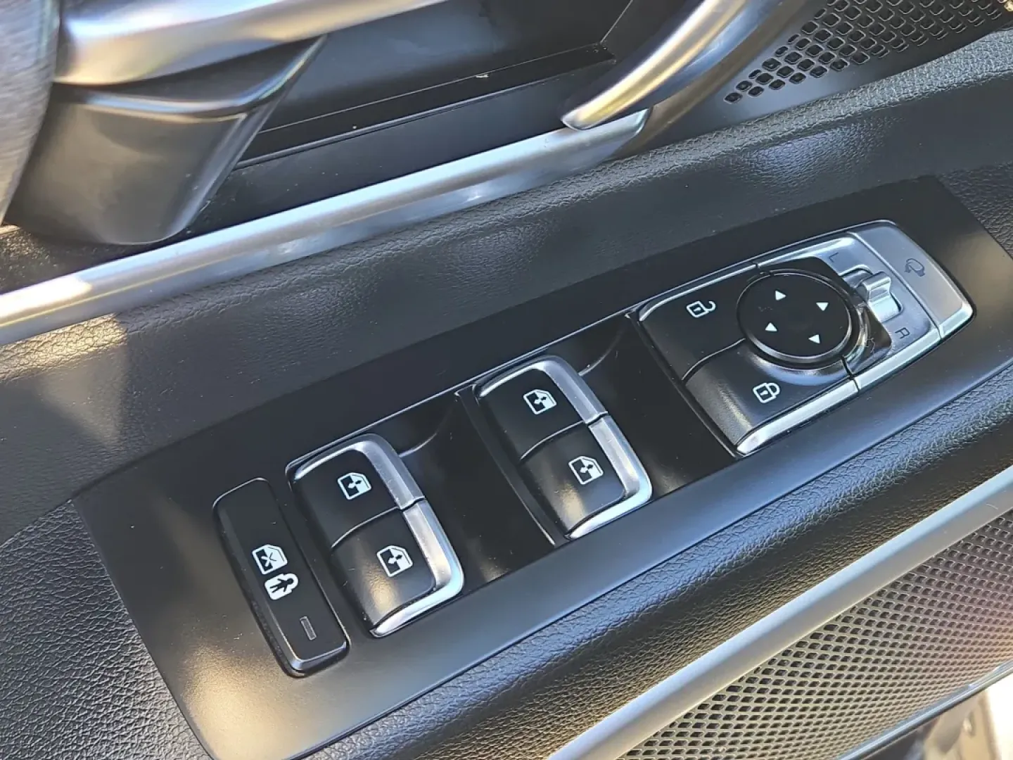 2020 /Black Kia Telluride EX (5XYP34HC5LG) with an Other engine, located at 5115 14th Ave., Columbus, GA, 31904, (706) 323-0345, 32.511494, -84.971046 - **Discover the Perfect Family SUV: 2020 Kia Telluride EX at Gils Auto - Phenix City!**<br /> <br /> Are you on the lookout for a versatile and spacious SUV that can accommodate your growing family while also providing a comfortable ride for your daily commutes? The 2020 Kia Telluride EX is the ideal - Photo#10