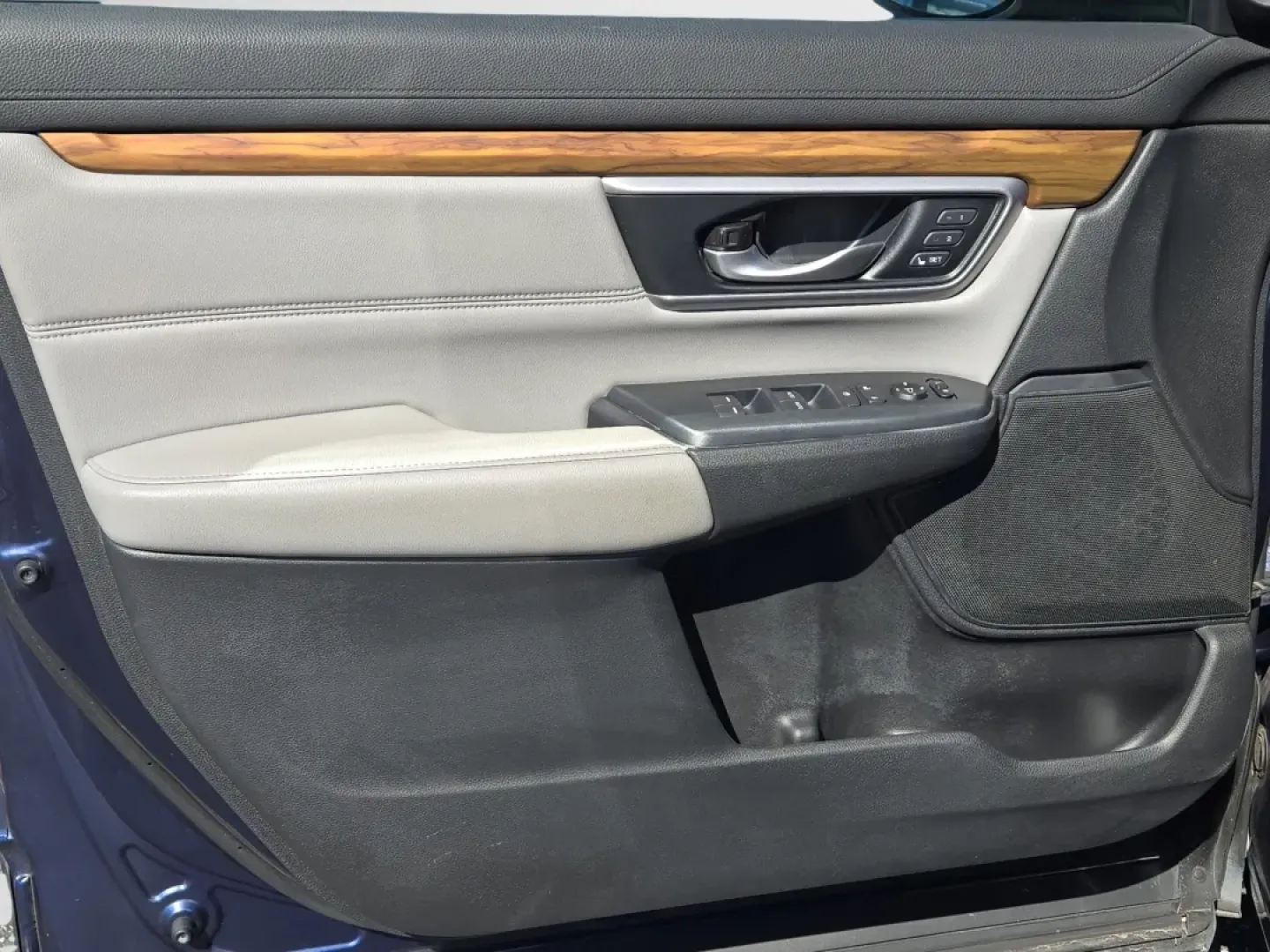 2019 Honda CR-V Touring (7FARW1H97KE) with an Other engine, located at 5115 14th Ave., Columbus, GA, 31904, (706) 323-0345, 32.511494, -84.971046 - **Discover Adventure with the 2019 Honda CR-V Touring at Gils Auto Your Gateway to Affordable, Reliable Driving!**<br /> <br /> Are you ready to elevate your driving experience and embrace your next adventure? Look no further than this stunning 2019 Honda CR-V in captivating blue, available now at - Photo#9