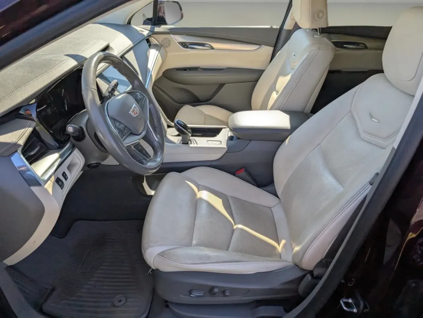 2018 /Cirrus Cadillac XT5 Luxury FWD (1GYKNCRS9JZ) with an Other engine, located at 5115 14th Ave., Columbus, GA, 31904, (706) 323-0345, 32.511494, -84.971046 - **Experience Luxury and Versatility with the 2018 Cadillac XT5 at Gils Auto in Phenix City, AL!**<br /> <br /> If you're seeking a sophisticated SUV that effortlessly blends luxury with practicality, the 2018 Cadillac XT5 is your perfect match. Designed for those who appreciate style and performance - Photo#8