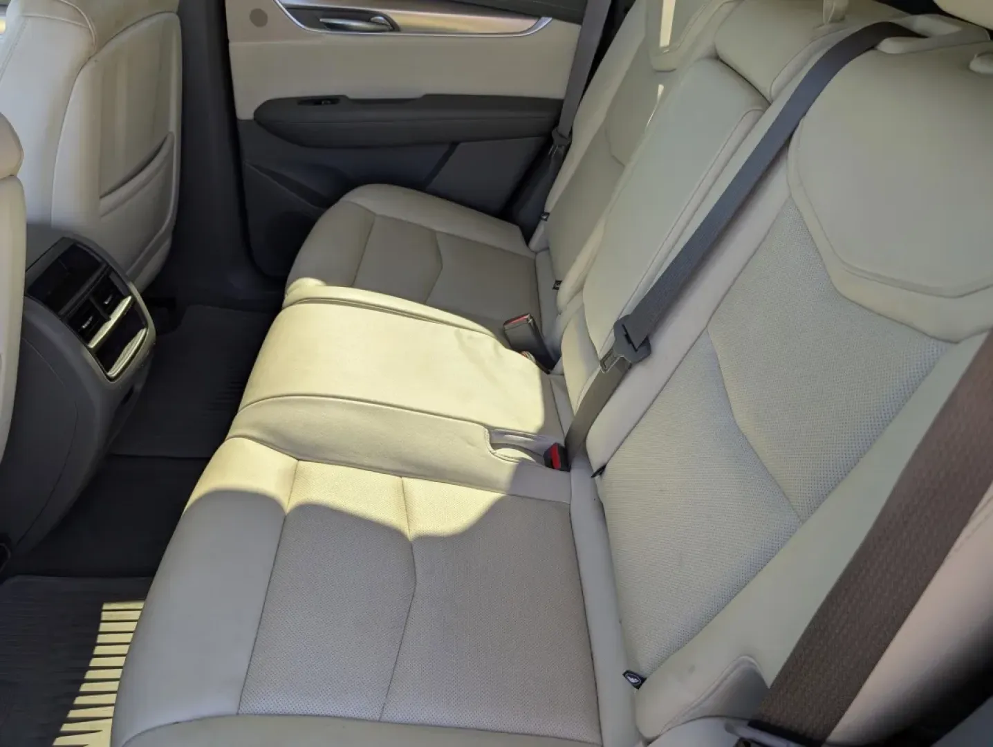 2018 /Cirrus Cadillac XT5 Luxury FWD (1GYKNCRS9JZ) with an Other engine, located at 5115 14th Ave., Columbus, GA, 31904, (706) 323-0345, 32.511494, -84.971046 - **Experience Luxury and Versatility with the 2018 Cadillac XT5 at Gils Auto in Phenix City, AL!**<br /> <br /> If you're seeking a sophisticated SUV that effortlessly blends luxury with practicality, the 2018 Cadillac XT5 is your perfect match. Designed for those who appreciate style and performance - Photo#9