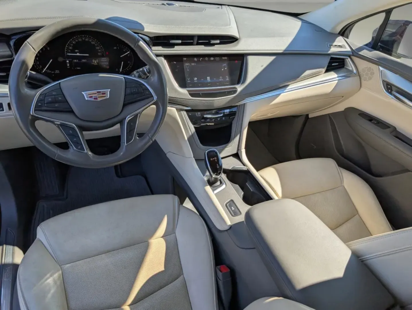 2018 /Cirrus Cadillac XT5 Luxury FWD (1GYKNCRS9JZ) with an Other engine, located at 5115 14th Ave., Columbus, GA, 31904, (706) 323-0345, 32.511494, -84.971046 - **Experience Luxury and Versatility with the 2018 Cadillac XT5 at Gils Auto in Phenix City, AL!**<br /> <br /> If you're seeking a sophisticated SUV that effortlessly blends luxury with practicality, the 2018 Cadillac XT5 is your perfect match. Designed for those who appreciate style and performance - Photo#11