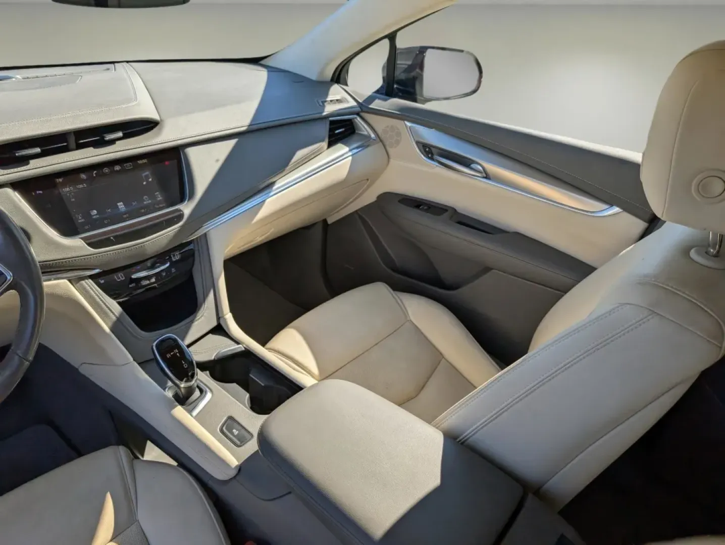 2018 /Cirrus Cadillac XT5 Luxury FWD (1GYKNCRS9JZ) with an Other engine, located at 5115 14th Ave., Columbus, GA, 31904, (706) 323-0345, 32.511494, -84.971046 - **Experience Luxury and Versatility with the 2018 Cadillac XT5 at Gils Auto in Phenix City, AL!**<br /> <br /> If you're seeking a sophisticated SUV that effortlessly blends luxury with practicality, the 2018 Cadillac XT5 is your perfect match. Designed for those who appreciate style and performance - Photo#12