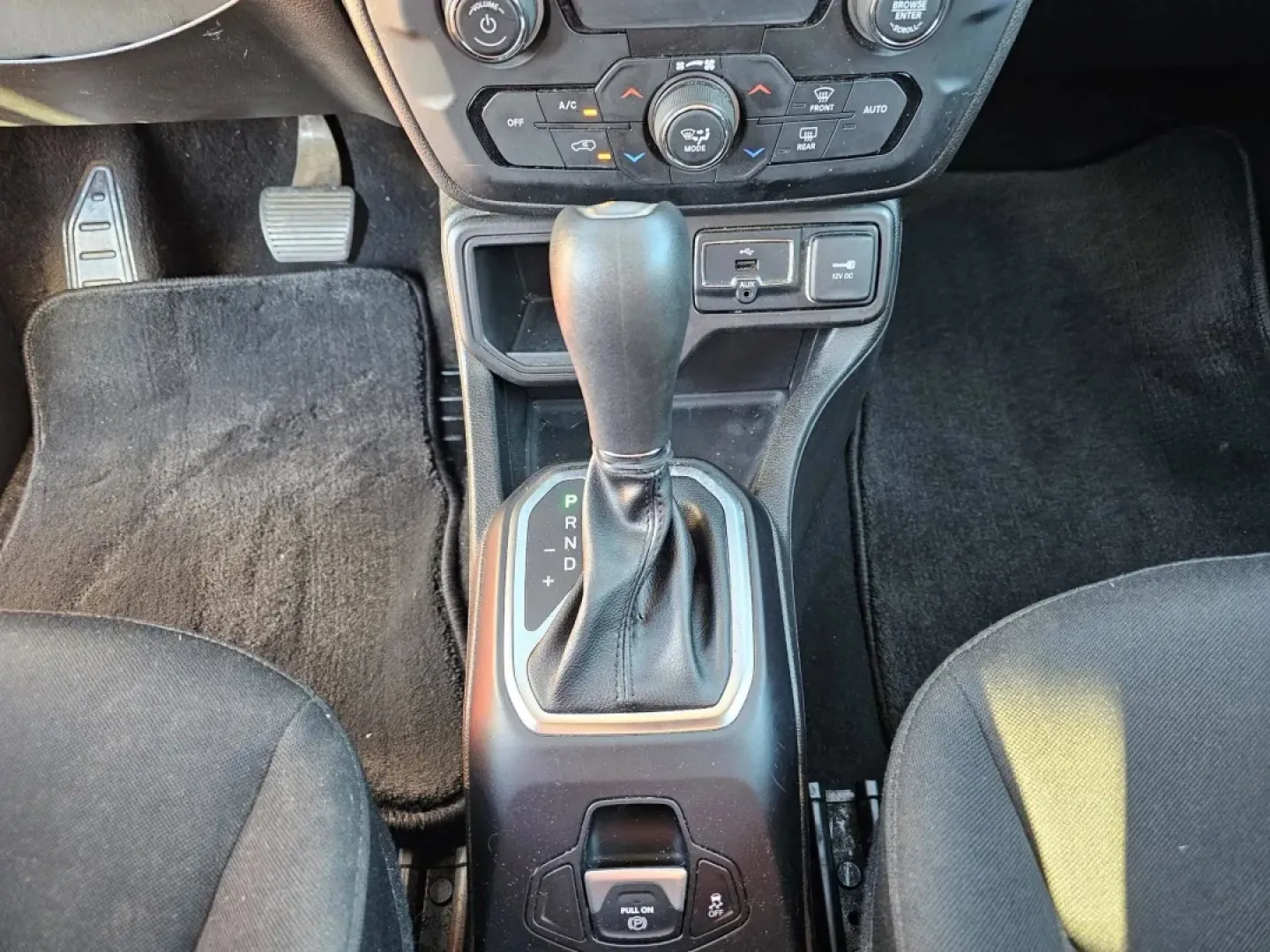 2018 /Black Jeep Renegade Latitude (ZACCJABB4JP) with an Other engine, located at 5115 14th Ave., Columbus, GA, 31904, (706) 323-0345, 32.511494, -84.971046 - Are you ready to take your adventures off the beaten path? The 2018 Jeep Renegade Latitude is the perfect crossover for those who crave exploration and value comfort and style. Whether you're navigating the bustling streets of Phenix City or heading out on a weekend getaway to the nearby Lake Oliver - Photo#11