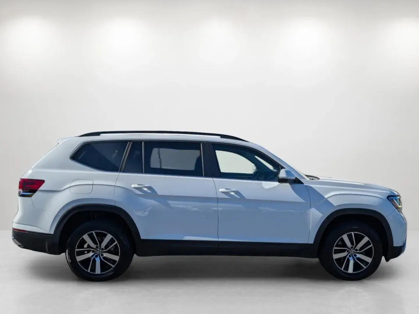 2021 /Shetland Beige Volkswagen Atlas 2.0T SE (1V2DP2CA2MC) with an Other engine, located at 5115 14th Ave., Columbus, GA, 31904, (706) 323-0345, 32.511494, -84.971046 - ### Experience Family Adventures with the 2021 Volkswagen Atlas at Gils Auto!<br /> <br /> Are you searching for the perfect family SUV that combines style, safety, and comfort? Look no further than the 2021 Volkswagen Atlas 2.0T SE, available now at Gils Auto in Phenix City, Alabama. This spacious - Photo#3